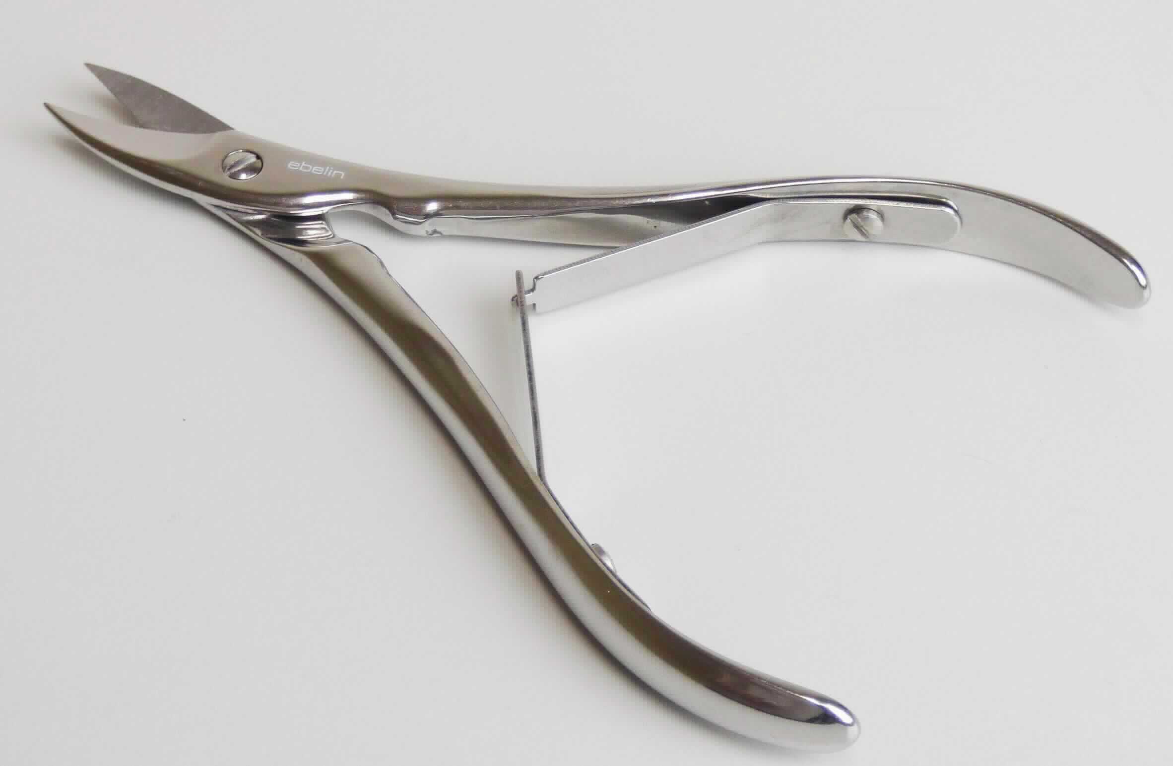"Nagelschneider";

- in Form eines zangenartigen Erzeugnisses vollständig aus unedlem Metall, bestehend 
  aus zwei gelenkig miteinander verbundenen Schenkeln, die im Griffbereich mit einem 
  Federmechanismus ausgestattet sind und jeweils eine sog. vorgeformten Schneidkante
  aufweisen

- zum Schneiden von Finger- und Fußnägeln

- in einer Blisterverpackung mit Papeinleger verpackt

Abbildung siehe Anlage.

Derartige Erzeugnisse gehören als "Instrumente für die Maniküre oder Pediküre, 
mit arbeitendem Teil aus unedlem Metall" zum TARIC-Code 8214 2000 00.