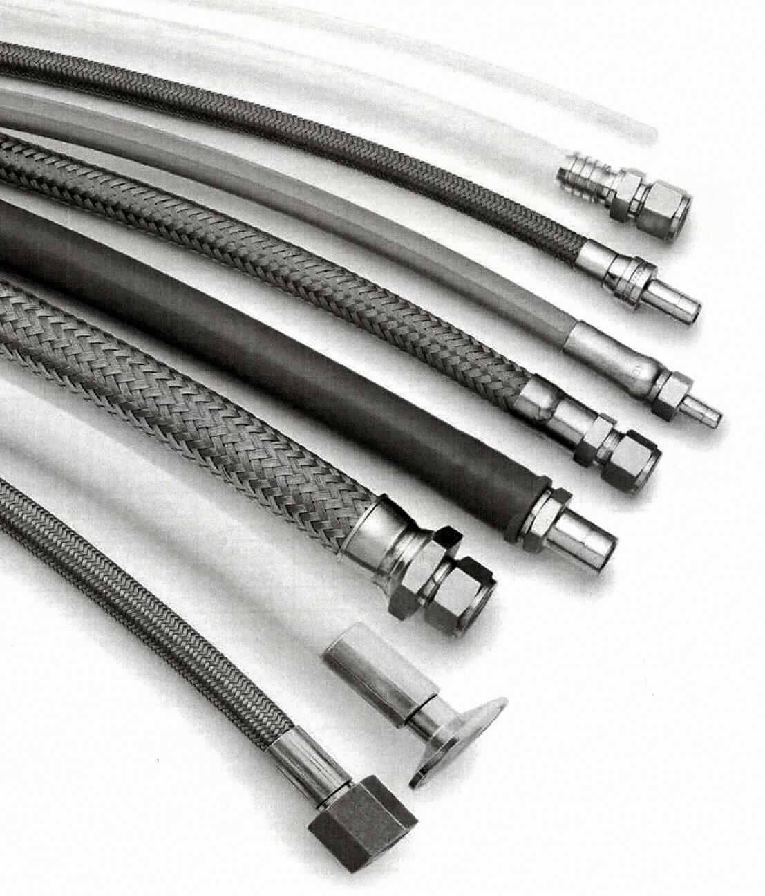 Angaben des Antragstellers:
Edelstahlummantelter PTFE-Schlauch mit Kohlenstoffversatz
Die Schläuche sind in Schlauchnenngrößen von 1/4" bis 1" erhältlich. An beiden Enden sind Endanschlüsse verpresst, die genauso wie die Länge nach Kundenwunsch gefertigt werden.

Ein Warenmuster wurde nicht vorgelegt. 
Nach einem vorliegenden Datenblatt sind die Schläuche außen mit einem Metallgeflecht verstärkt. Sie bestehen im Kern aus einem PTFE-Innenschlauch, welcher mit einem Gewebegeflecht ummantelt ist. Die Schläuche sind mit Verbindungsstücken aus Metall versehen.

Befund:
Es liegen biegsame, verstärkte Kunststoffschläuche mit Verbindungsstücken der Unterposition (KN) 3917 3900 vor.