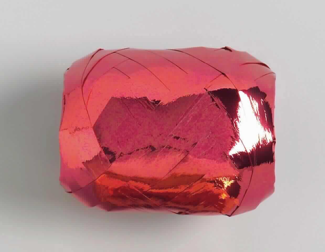Bei der vorliegenden Ware handelt es sich den Angaben nach um ein rotes, zweilagiges Kunststoffband aus einem Propylen-Ethylen-Copolymer (Dicke ca. 130 µm) und Polyethylenterephthalat (Dicke ca. 10 µm), das zu einem Eiknäul aufgewickelt gehandelt wird. Das Band weist eine Breite von ca. 10 mm auf. Es wurde kein Warenmuster vorgelegt.

Die Ware ist nach ihrer objektiven Beschaffenheit als anderes Band, nicht aus Zellkunststoffen, weder verstärkt noch geschichtet (laminiert) oder auf ähnliche Weise mit anderen Stoffen verbunden, ohne Unterlage, aus Polymeren des Propylens mit einer Dicke von mehr als 0,10 mm in den TARIC-Code 3920 2080 90 des Zolltarifs einzureihen.