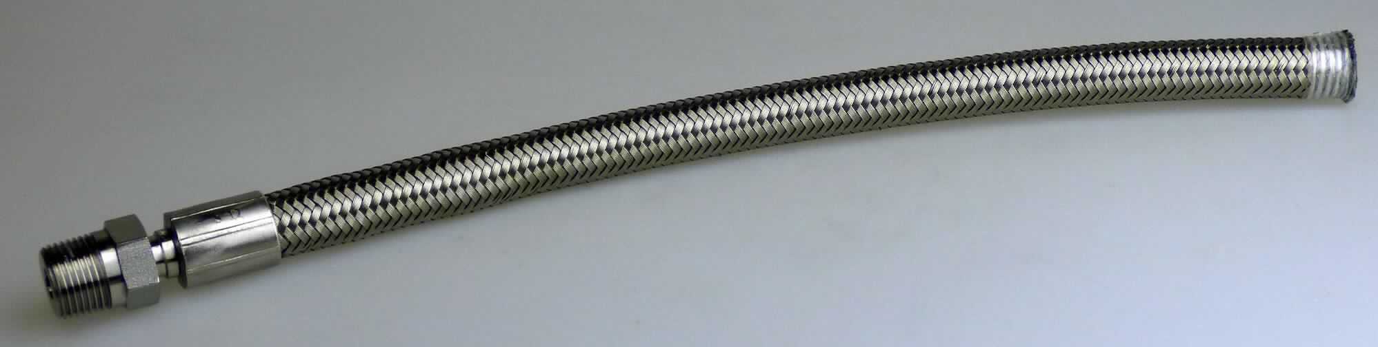 Angaben des Antragstellers:
Edelstahlummantelter PTFE-Schlauch
Die Schläuche sind in Schlauchnenngrößen von 1/4" bis 1" erhältlich. An beiden Enden sind Endanschlüsse verpresst, die genauso wie die Länge nach Kundenwunsch gefertigt werden.

Feststellungen an einem Warenmuster:
Es wurde ein biegsamer Schlauchabschnitt mit einem Durchmesser von ca. 1,4 cm vorgelegt. Der Schlauch ist außen mit einem Metallgeflecht verstärkt. Er besteht im Kern aus einem transparentem Kunststoff, welcher mit einem Gewebegeflecht ummantelt ist. Der Schlauchabschnitt ist einseitig mit einem Verbindungsstück aus Metall versehen.

Befund:
Es liegen biegsame, verstärkte Kunststoffschläuche mit Verbindungsstücken der Unterposition (KN) 3917 3900 vor.