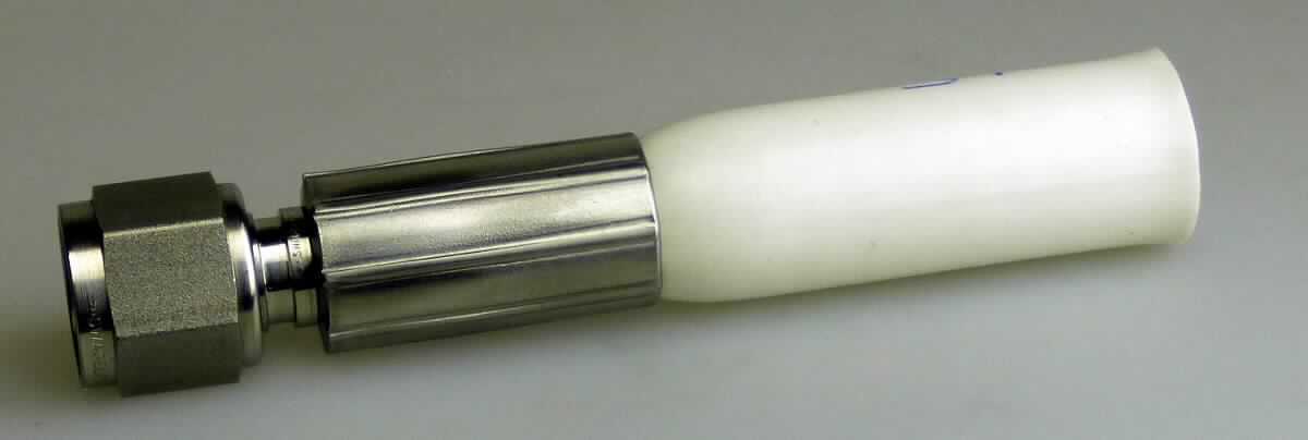 Angaben des Antragstellers:
Silikonummantelte PTFE-Schläuche mit eingearbeitetem Edelstahlgeflecht. Die Schläuche sind in Schlauchnenngrößen von 1/8" bis 1" erhältlich. An beiden Enden sind Endanschlüsse verpresst, die genauso wie die Länge nach Kundenwunsch gefertigt werden.

Feststellungen an einem Warenmuster:
Es wurde ein weißer, biegsamer Schlauchabschnitt mit einem Durchmesser von ca. 2,2 cm vorgelegt. Der Schlauch ist als Zwischenlage mit einem Metallgeflecht verstärkt. Er besteht im Kern aus einem transparenten Kunststoff, die Außenhülle bildet ein Kunststoffschutzmantel. Der Schlauchabschnitt ist einseitig mit einem Verbindungsstück aus Metall versehen.

Befund:
Es liegen biegsame, verstärkte Kunststoffschläuche mit Verbindungsstücken der Unterposition (KN) 3917 3900 vor.