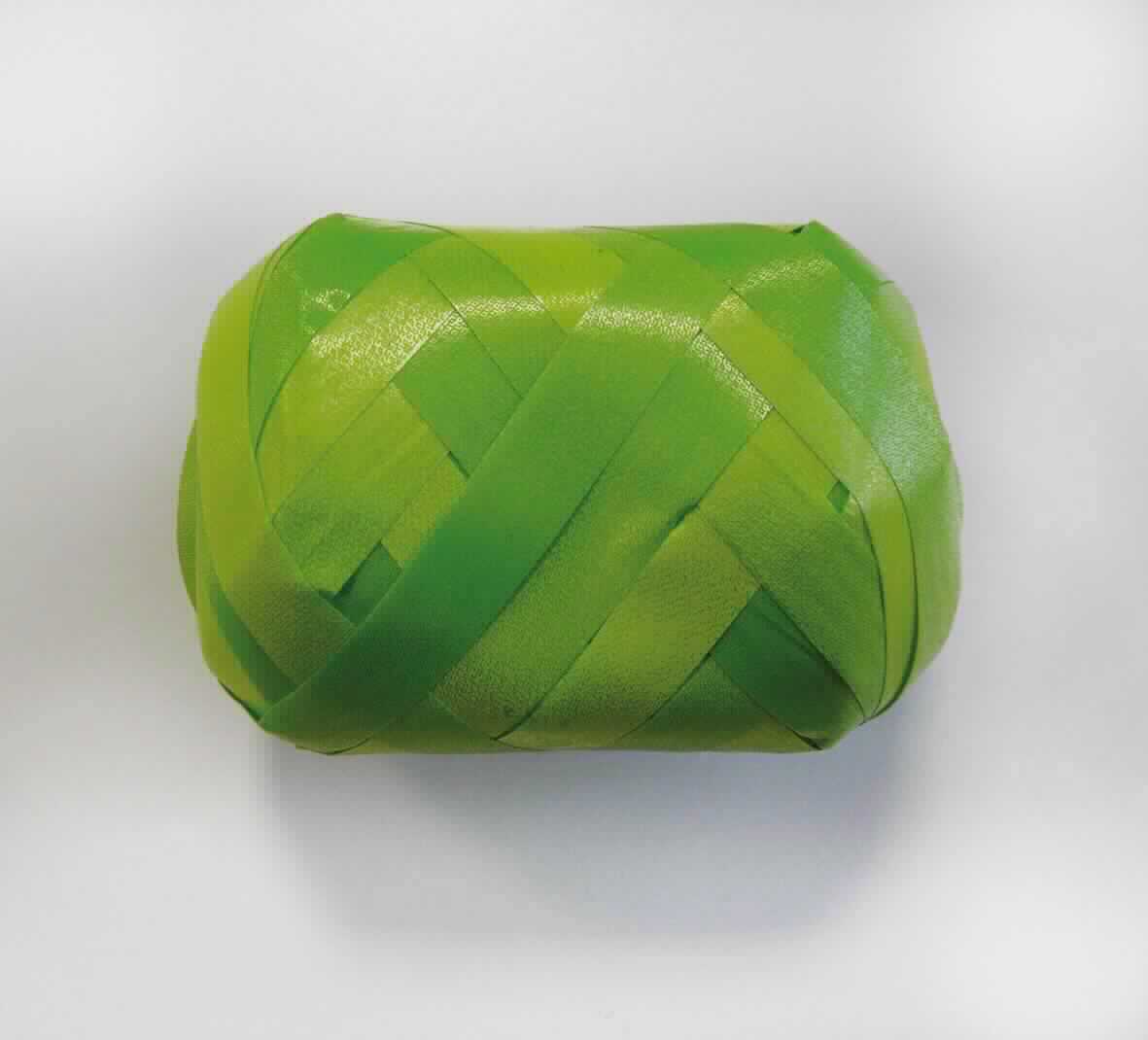 Bei der vorliegenden Ware handelt es sich den Angaben nach um ein grünes Kunststoffband aus einem Propylen-Ethylen-Copolymer, das zu einem Eiknäul aufgewickelt gehandelt wird. Das Band weist eine Breite von ca. 10 mm und eine Dicke von ca. 120 µm auf. Es wurde kein Warenmuster vorgelegt.

Die Ware ist nach ihrer objektiven Beschaffenheit als anderes Band, nicht aus Zellkunststoffen, weder verstärkt noch geschichtet (laminiert) oder auf ähnliche Weise mit anderen Stoffen verbunden, ohne Unterlage, aus Polymeren des Propylens mit einer Dicke von mehr als 0,10 mm in den TARIC-Code 3920 2080 90 des Zolltarifs einzureihen.