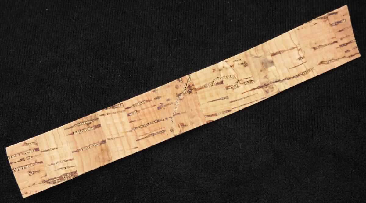 Angaben des Antragstellers:
Dekorationsband in Korkoptik zum Aufbügeln
-Polyestergewebe mit PVC-Folie-

Feststellungen an einem Warenmuster:
Es wurde ein Streifen mit einer Breite von 20mm vorgelegt. Der Streifen besteht auf der Oberfläche aus einer Zellkunststofflage, die ein korkähnliches Design aufweist. Auf der Unterseite befindet sich ein braunes, undichtes Gewebe. Das Gewebe dient nur der Verstärkung.

Befund:
Es liegt ein verstärktes Band aus Zellkunststoff (Polyvinylchlorid) der Unterposition (KN) 3921 1200 vor.