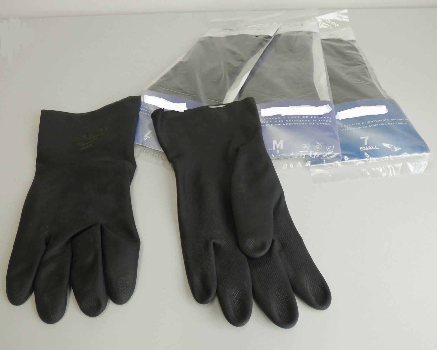 Angaben des Antragstellers:
Handschuh aus Neopren

Feststellungen an einem Warenmuster:
Es wurden Fingerhandschuhe aus einem schwarzen Material vorgelegt. Die Handschuhe sind paarweise in einer Einzelverpackung aufgemacht. Die Handschuhe sind innen mit einem feinen Baumwollflor beflockt. Es handelt sich bei den Handschuhen um stabile Chemikalienschutz-Handschuhe in verschiedenen Größen.

Befund:
Es liegen Fingerhandschuhe aus Weichkautschuk im Sinne der Unterposition (KN) 4015 1900 vor.