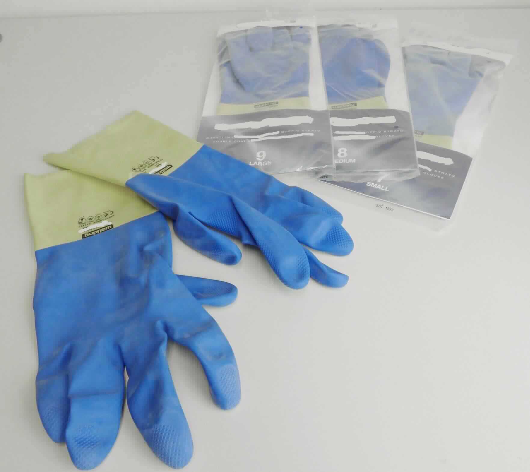 Angaben des Antragstellers:
Latex-Neoprenhandschuh

Feststellungen an einem Warenmuster:
Es wurden Fingerhandschuhe aus einem blauen und gelben Material vorgelegt. Die Handschuhe sind paarweise in einer Einzelverpackung aufgemacht. Die Handschuhe sind innen mit einem feinen Baumwollflor beflockt. Es handelt sich bei den Handschuhen um stabile Chemikalienschutz-Handschuhe in verschiedenen Größen.

Befund:
Es liegen Fingerhandschuhe aus Weichkautschuk im Sinne der Unterposition (KN) 4015 1900 vor.
