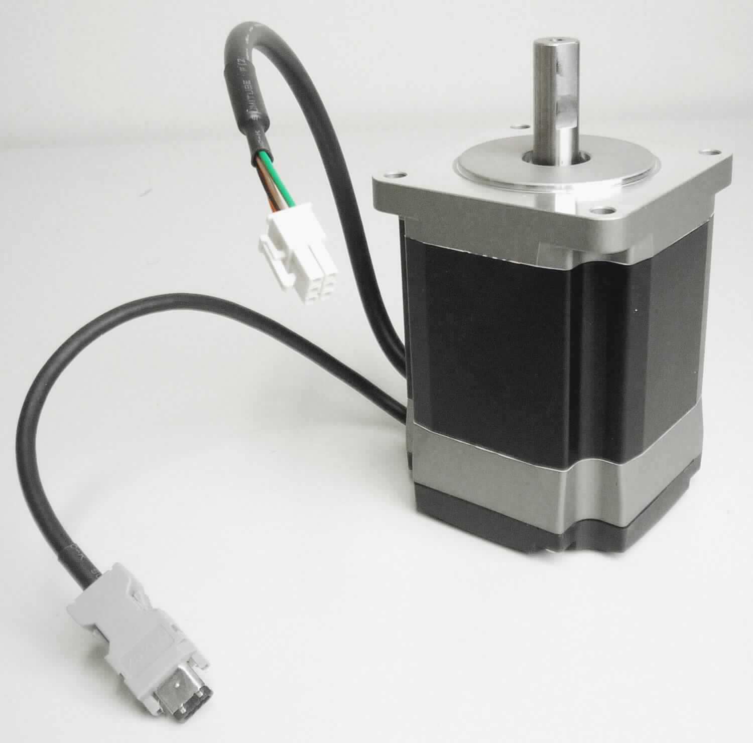 Wechselstrommotor, sog. zweiphasiger Hybridschrittmotor,
Elektromotor (Haupttätigkeit), Synchronmotor, Multifunktionsgerät zur Verwendung als Dreiphasen- oder Einphasenwechselstrommotor ohne erkennbare Hauptfunktion, in Kombination mit einem Absolutwertgeber,
zum Betreiben mit einem Steuergerät (nicht Gegenstand der vZTA-Entscheidung),
für eine Spannung von 200 - 240 VAC, 
mit einer Ausgangsleistung von 300 W,
mit einer Maximaldrehzahl von 6000 Umdrehungen pro Minute (rpm),
Abmessungen: ca. 85 x 85 x 114 mm.

Das Erzeugnis wird als "Elektromotor, Mehrphasen-Wechselstrommotor mit einer Leistung von nicht mehr als 750 W, jedoch mehr als 37,5 W, nicht von den TARIC-Unterpositionen 8501 5100 10 bis 8501 5100 30 erfasst" eingereiht.