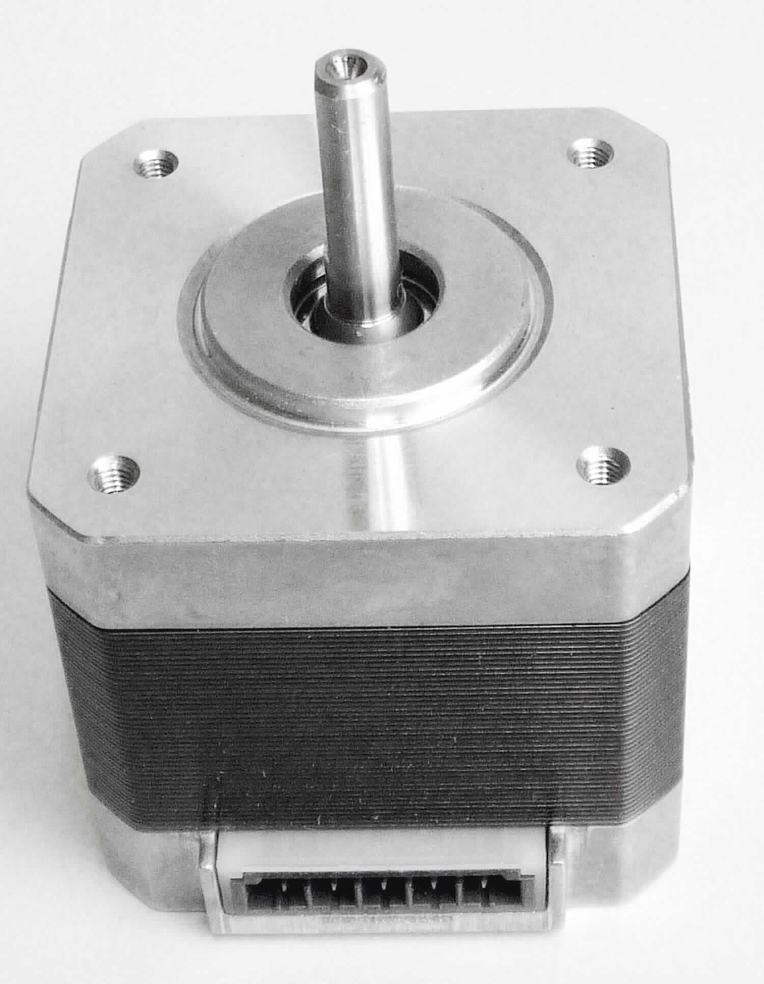 Bürstenloser 3-Phasen-Wechselstrommotor,
Multifunktionsgerät zur Verwendung als Dreiphasen- oder Einphasenwechselstrommotor ohne erkennbare Hauptfunktion, 
für eine Spannung von 200 - 240 VAC bei 0 - 333 Hz, 
mit einer Ausgangsleistung von 300 W,
mit 3000 Umdrehungen pro Minute (rpm),
Abmessungen: ca. 72,5 x 90 x 90 mm.

Das Erzeugnis wird als "Elektromotor, Mehrphasen-Wechselstrommotor mit einer Leistung von nicht mehr als 750 W, nicht von den TARIC-Unterpositionen 8501 5100 10 bis 8501 5100 30 erfasst" eingereiht.