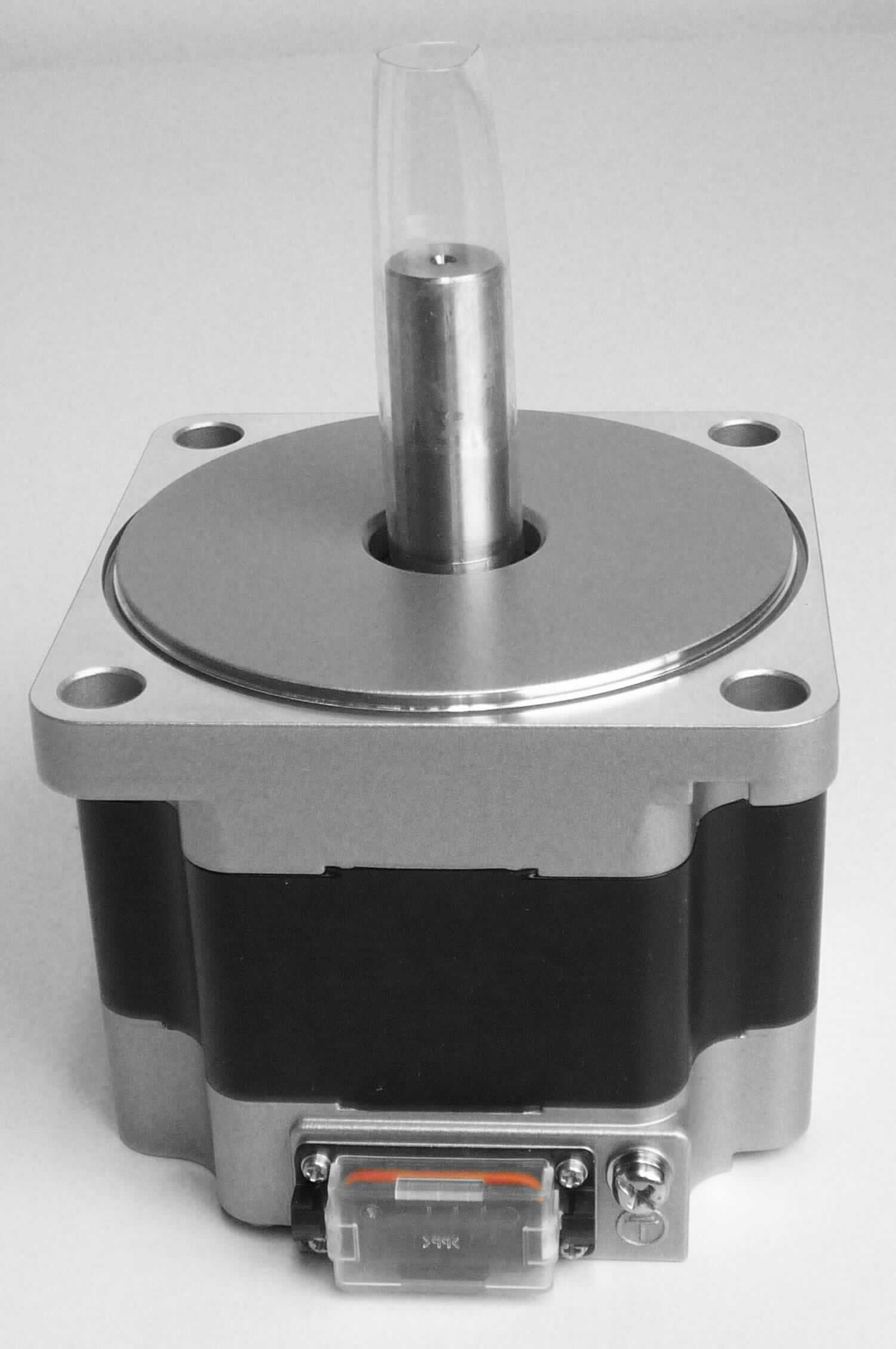 Gleichstrommotor,
synchroner Elektromotor (Hybridschrittmotor) im Wesentlichen bestehend aus einem Elektromotor in Form eines Gleichstrommotors mit einer Leistung von 25 W bei einer Versorgungsspannung von 24 VDC, 
in Kombination mit einem Getriebe und einem Inkrementalgeber, 
in einem Gehäuse mit den Abmessungen ca. 39 x 42 x 42 mm; 
die Haupttätigkeit wird durch den Motor ausgeführt.
Die Ware ist in einem Pappkarton verpackt.

Die Ware ist als "Elektromotor mit einer Leistung von weniger als 37,5 W, kein Synchronmotor mit einer Leistung von 18 W oder weniger, Gleichstrommotor, keine Ware der TARIC-Unterpositionen 8510 1099 10 bis 8501 1099 82" einzureihen.