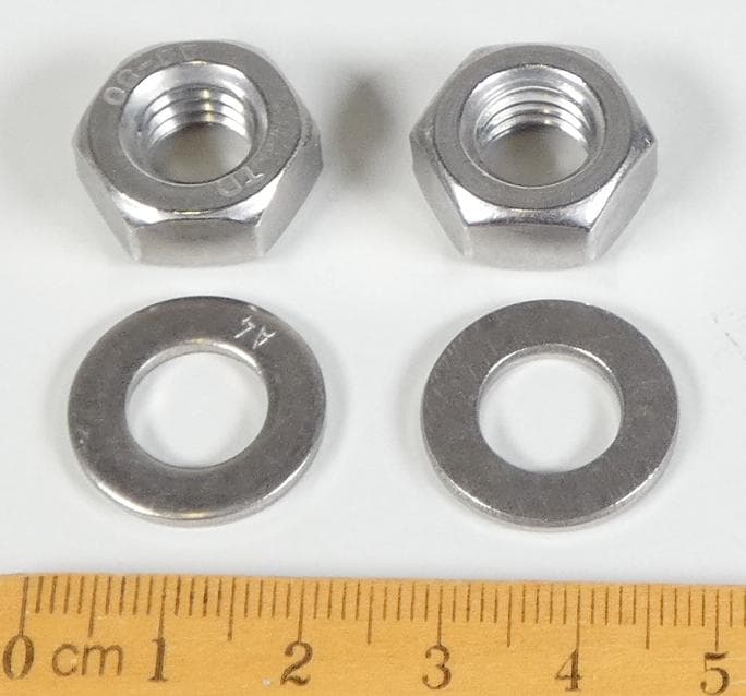 Es handelt sich um eine Warenzusammenstellung, bestehend aus:
- 50 Muttern (Höhe: etwa 8 mm) aus nicht rostendem Stahl mit durchgehendem, metrischem Innengewinde (M10) und Außensechskant sowie
- 50 ringförmigen Unterlegscheiben (Dicke: etwa 2 mm) aus nicht rostendem Stahl mit kreisrunder, mittiger Lochung (Außendurchmesser: etwa 20 mm; Innendurchmesser: etwa 10 mm).
Die Erzeugnisse werden zusammen mit entsprechenden Gewindestangen (nicht Gegenstand dieser vZTA) als Befestigungselemente verwendet und sind gemeinsam in einem Karton für den Einzelverkauf aufgemacht.
- Antragstellerangaben -

Die Muttern aus Stahl bestimmen insbesondere im Hinblick auf die Bedeutung in Bezug auf die Verwendung den Charakter der Warenzusammenstellungen in Aufmachung für den Einzelverkauf.

Abbildung siehe Anlage.

Derartige Erzeugnisse gehören als "andere Muttern aus nicht rostendem Stahl" zur Codenummer 7318 1639 90 0 des Zolltarifs.