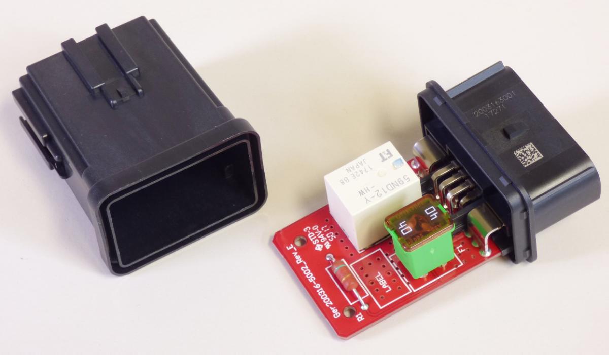 Sog. Micro Power Distribution Box,
- im Wesentlichen bestehend aus einem spezifisch geformten Kunststoffgehäuse mit einer annähernd quaderförmigen Grundform und einem 10poligen Steckkontakt,
- u.a. ausgestattete mit einer innen liegenden, mit aktiven und passiven Bauelementen bestückten Leiterplatte (elektromagnetischen Relais, Widerstand, Sicherung),
- für eine Spulenspannung von 7,3 - 16 VDC und einem Laststrom bis 8 A,
- zum elektromagnetischen Schalten (drei Schaltausgänge).

Die Ware wird als "elektrisches Gerät zum Schließen und Unterbrechen von elektrischen Stromkreisen, Relais, für eine Spannung von 60 V oder weniger, für eine Stromstärke von mehr als 2 A, nicht für bestimmte Luftfahrzeuge, keine Ware der TARIC-Codes 8536 4190 40 0 oder 8536 4190 50" eingereiht.

Anlage: 1 Abbildung