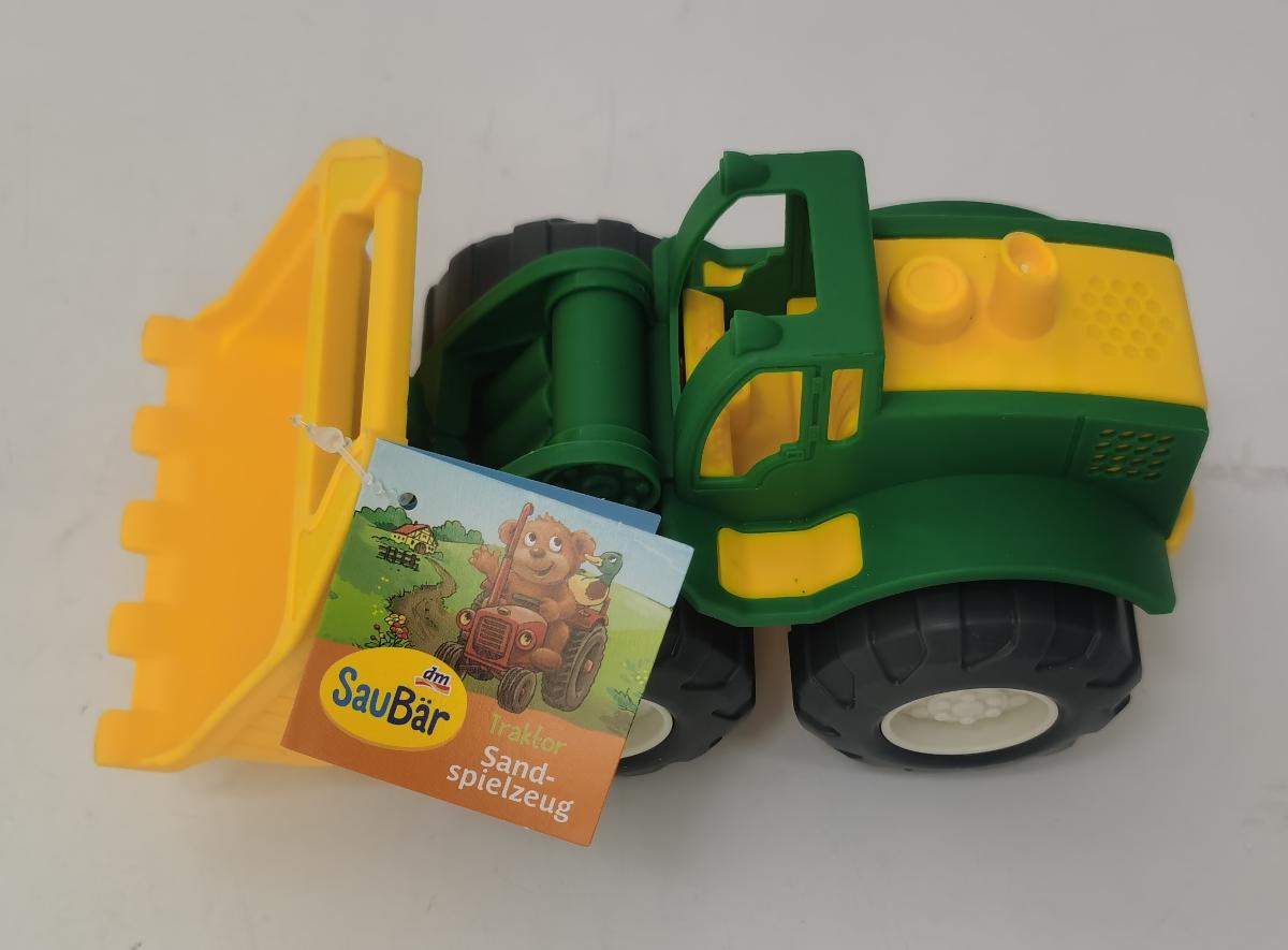 Bei dem vorliegenden Warenmuster handelt es sich um ein Spielzeug in Form eines stilisierten Traktors
- fast vollständig aus unterschiedlich gefärbten Kunststoffen 
  (lediglich die Achsen bestehen aus unedlen Metallen),
- in den Abmessungen von ca. 20 x 11 x 10 cm (L x H x B),
- mit einem offenen Führerhaus und einer beweglichen, kippbaren Schaufel,
- ohne Motor, mit freilaufenden Rädern,
- dient lt. Angaben der Antragstellerin als Sandspielzeug der spielerischen Unterhaltung von
  Kindern,
- mit einem Hangtag für den Einzelverkauf aufgemacht.

Derartige Erzeugnisse werden zolltarifrechtlich als "anderes Spielzeug, nicht von den Unterpositionen (KN) 9503 0010 bis 9503 0087 erfasst, aus Kunststoff, nicht von den TARIC-Codes 9503 0095 30 bis 9503 0095 40 erfasst" eingereiht.