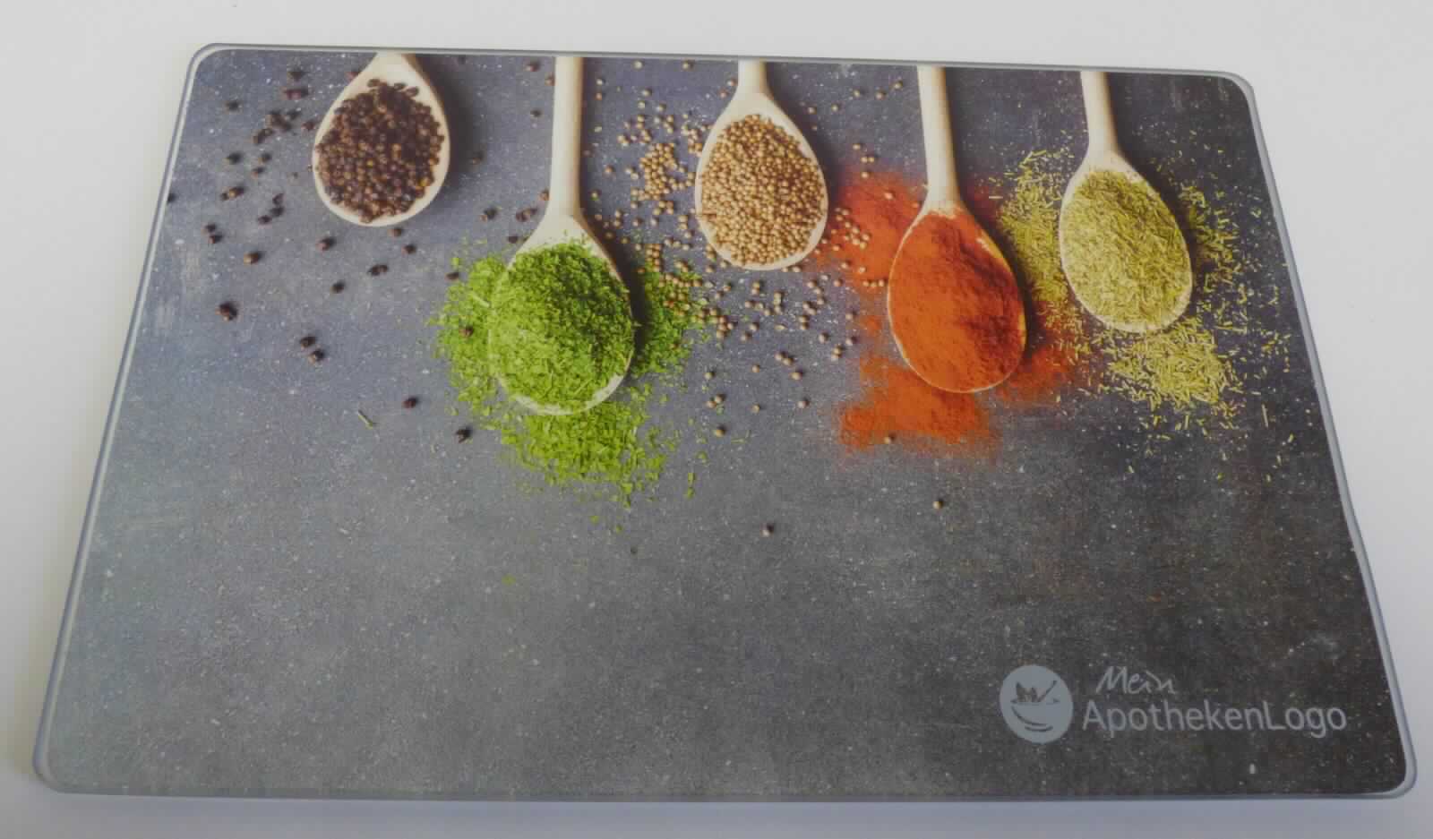 Glasware zur Verwendung bei Tisch oder in der Küche, sog. Glasschneidbrett "Gewürze", Wepa Art. 900703,
Foto siehe Anlage, 
- in Form einer rechteckigen Platte mit geschliffenen Kanten und abgerundeten Ecken, 
- in den Abmessungen: ca. 30 cm x (Länge) x 20 cm (Breite) x 0,5 cm (Dicke), 
- laut Antrag aus klarsichtigem, vorgespanntem Glas, 
- auf der Rückseite mit einer Folie mit einem Motiv in Form von Löffeln mit aufgehäuften Gewürzen beklebt
  und mit vier Kunststoffnoppen ausgestattet.

"Glasware zur Verwendung bei Tisch oder in der Küche (Glasschneideplatte), nicht aus Glaskeramik, nicht aus Bleikristall, nicht aus anderem Glas, mit einem linearen Ausdehnungskoeffizienten von 5 x 10 hoch -6 oder weniger je Kelvin bei Temperaturen von 0 °C bis 300 °C, aus vorgespanntem Glas"