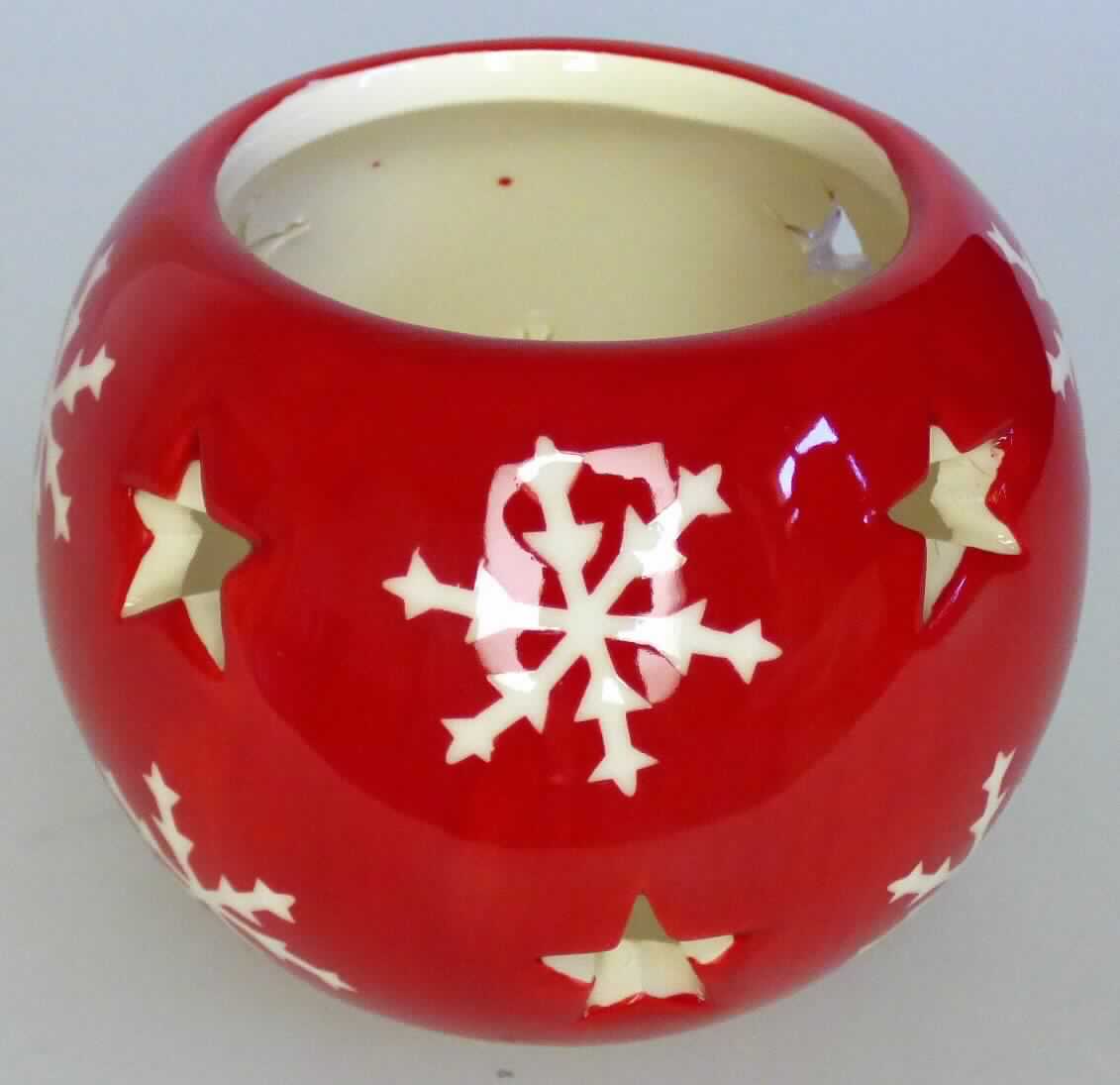 Warenzusammenstellung bestehend aus einem keramischen Ziergegenstand und einer Kerze (Teelicht), sog.
Teelichthalter Kugel, Wepa Art. Nr. 089459, Foto siehe Anlage,
- in Aufmachung für den Einzelverkauf (gemeinsam verpackt),
- zur Befriedigung eines speziellen Bedarfs zusammengestellt, 
- keramischer Ziergegenstand: 
- - glasierter, außen roter und innen weißer, kugelförmiger Teelichthalter; mit Schneeflocken verziert und mit
    sternförmigen Durchbrüchen versehen, 
- - im Inneren mit einer ebenen Standfläche zum Einstellen eines Teelichts, 
- - in den Abmessungen: ca. 8 cm (Durchmesser) x 6 cm (Höhe), 
- - keramisches Erzeugnis, nach der Formgebung gebrannt, tonmineralhaltiges Material enthaltend, 
- - laut Antrag aus Steingut, 
- - laut Antrag handgearbeitet, 
- - der Teelichthalter weist eine Standfläche für die Aufnahme eines Teelichts auf, stellt sich jedoch u. a.
    aufgrund einer fehlenden Haltevorrichtung oder spezifischen Vorrichtung zum Befestigen einer Kerze oder
    eines Teelichtes nicht als nicht elektrischer Beleuchtungskörper der Position 9405 dar, 
- Kerze in Form eines Teelichtes, 
- nach dem Wert und der Bedeutung in Bezug auf die Verwendung verleiht der keramische Ziergegenstand der
  Warenzusammenstellung den wesentlichen Charakter.

"Keramischer Ziergegenstand, aus Steingut, handgearbeitet"
