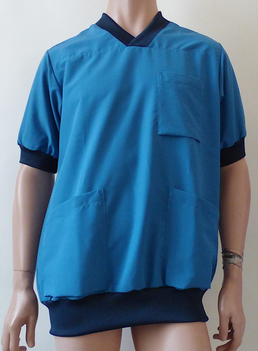 Kleidung, Größe L, Foto siehe Anlage,
- aus ca. 0,3 mm dicken, einfarbigen Geweben aus laut Antrag 100 % Polyester (synthetische 
  Chemiefasern),
- über den Schritt reichend (Rückenlänge: ca. 77 cm),
- mit einem V-förmigen Halsausschnitt; mit einer ca. 3,5 cm breiten, doppelt gearbeiteten, gerippt
  gewirkten Blende, deren Ränder sich von links über rechts überlappen (Männerkleidung),
- ohne Öffnung und ohne Verschluss (u. a. somit kein Hemd),
- mit kurzen Ärmeln, an den Ärmelabschlüssen mit doppelt gearbeiteten, gerippt gewirkten Bünd-
  chen verengt,
- mit einer aufgesetzten, offenen Brusttasche und zwei Taschen unterhalb der Taille,
- am unteren Rand mit einem angesetzten, doppelt gearbeiteten, gerippt gewirkten Bund verengt,
  u. a. somit kein kittelähnliches Kleidungsstück (Kasack),
- lässt aufgrund seines allgemeinen Aussehens und der Beschaffenheit nicht erkennen, dass sie 
  dazu bestimmt ist, ausschließlich oder hauptsächlich zum (körperlichen oder hygienischen) 
  Schutz anderer Kleidungsstücke und/oder Personen bei der Ausübung einer Gewerbe-, Berufs- 
  oder Haushaltstätigkeit getragen zu werden.

"Kleidung, andere als in den Positionen 6201 bis 6210 und in den Unterpositionen (HS) 6211 11 
  bis 6211 20 genannte, aus Geweben, für Männer, aus Chemiefasern, andere als in den Unter-
  positionen (KN) 6211 3310 bis 6211 3342 genannte"