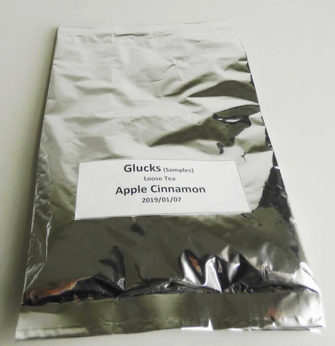 Nach den Antragsangaben, den ergänzenden Angaben und dem vorgelegten Warenmuster handelt es sich bei der als "Apple Cinnamon Tea" bezeichneten Ware um getrockneten, grünen Tee, der vom Strauch der Gattung Thea stammt und der mit Zimt sowie Birnen-, Zimt- und Apfelaroma aromatisiert ist.

Das Erzeugnis ist in einem Pyramidenteebeutel mit einem Gewicht von 2 g abgefüllt und in einer Pyramiden-Schachtel für den Einzelverkauf aufgemacht.

Zolltarifrechtlich handelt es sich um "Tee, aromatisiert, grüner Tee (nicht fermentiert) in unmittelbaren Umschließungen mit einem Inhalt von 3 kg oder weniger".