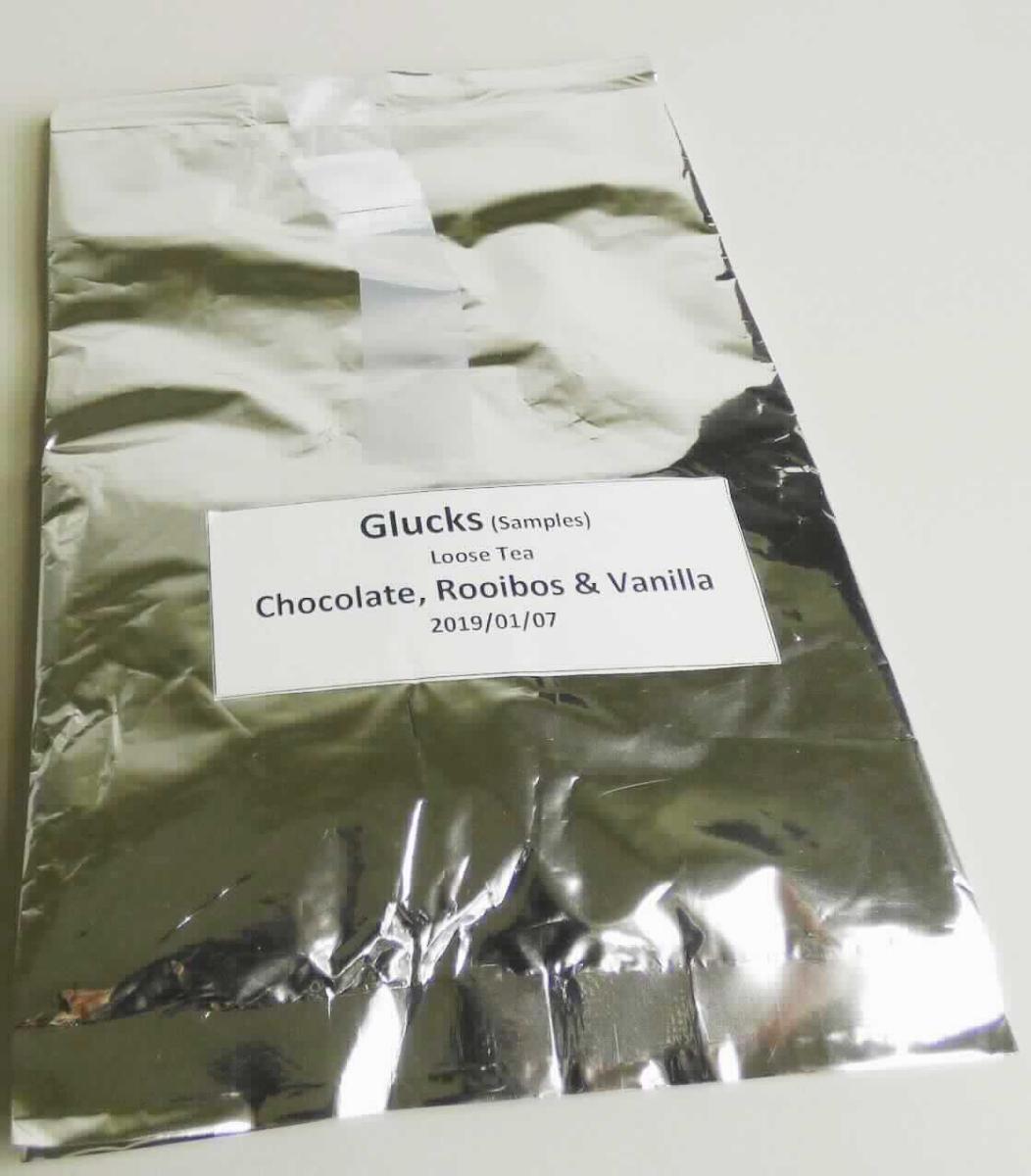 Angaben des Antragstellers:
Zutaten: Rooibos (88,5 %), Kakao(bohnen)stückchen (6 %), Vanillearoma, Schokoladenaroma, Vanilleschote (0,5 %).
Verpackungseinheit: 40 g-Packungen.

Feststellungen anhand einer Warenprobe:
Warenbeschaffenheit: getrocknete, zerkleinerte, rotbraune Pflanzenteile. Geruch: nach Vanille und Kakao.

Befund:
Die Einreihung erfolgt auf der Grundlage der Antragsangaben. Danach und nach dem Untersuchungsergebnis liegt eine kakaohaltige Zubereitung zum Herstellen von Getränken vor.

Schokolade und andere kakaohaltige Lebensmittelzubereitungen: andere: kakaohaltige Zubereitungen zum Herstellen von Getränken: in unmittelbaren Umschließungen mit einem Gewicht des Inhalts von 1 kg oder weniger.