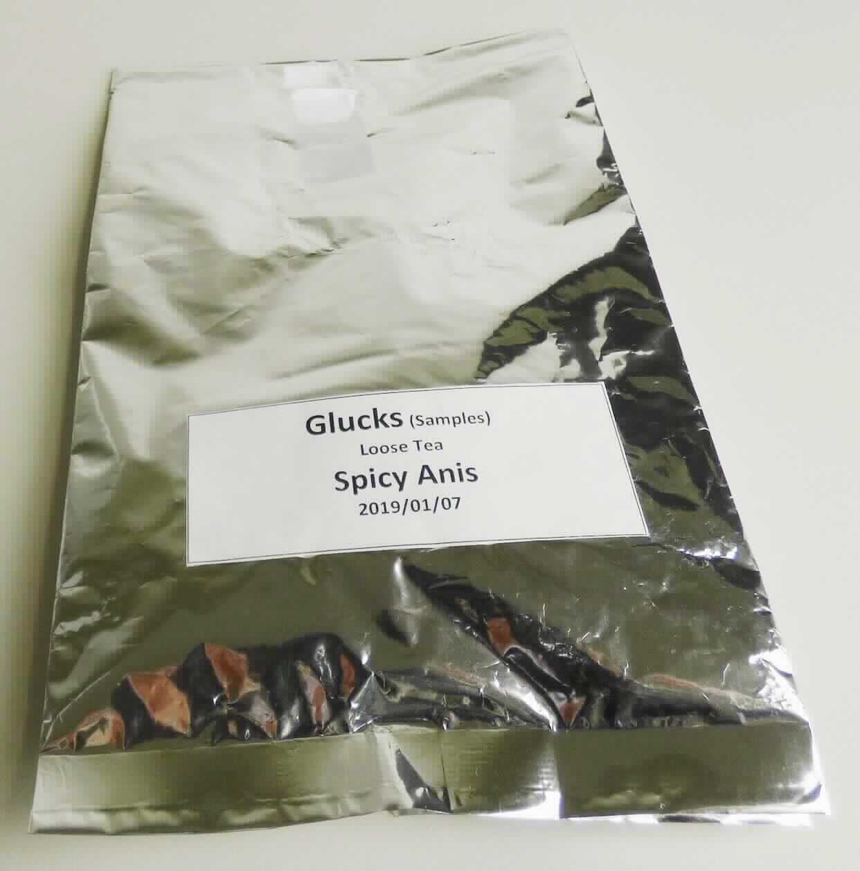 Nach den Antragsangaben, den ergänzenden Angaben und dem vorgelegten Warenmuster handelt es sich bei der als "Spicy Anis Tee" bezeichneten Ware um getrockneten, schwarzen Tee, der vom Strauch der Gattung Thea stammt und der mit Ingwer, Gewürznelke sowie Ingwer-, Pfefferminz- und Anisaroma aromatisiert ist.

Das Erzeugnis ist in einem Pyramidenteebeutel mit einem Gewicht von 2 g abgefüllt in einer Pyramiden-Schachtel für den Einzelverkauf aufgemacht.

Zolltarifrechtlich handelt es sich um "Tee, aromatisiert, schwarzer Tee (fermentiert), in unmittelbaren Umschließungen mit einem Inhalt von 3 kg oder weniger".