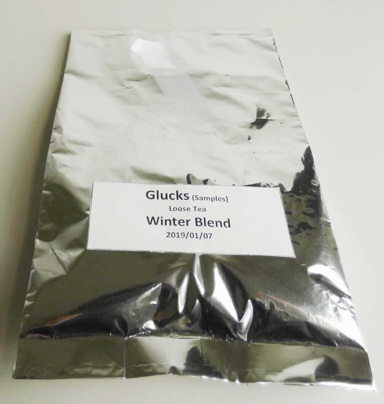 Nach den Antragsangaben, den ergänzenden Angaben und dem vorgelegten Warenmuster handelt es sich bei der als "Winter Blend" bezeichneten Ware um getrockneten, schwarzen Tee, der vom Strauch der Gattung Thea stammt und der mit Zimt, Gewürznelke, Orangenschale sowie Vanille-, Apfel- und Orangenaroma aromatisiert ist.

Das Erzeugnis ist in einem klarsichtigen Beutel mit einem Gewicht von 60 g lose abgefüllt und in einer Pappdose für den Einzelverkauf aufgemacht.

Zolltarifrechtlich handelt es sich um "Tee, aromatisiert, schwarzer Tee (fermentiert), in unmittelbaren Umschließungen mit einem Inhalt von 3 kg oder weniger".