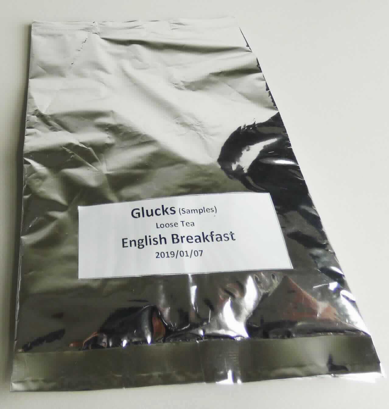 Nach den Angaben der Antragstellerin und der vorgelegten Warenprobe handelt es sich um einen sog. "Schwarzen Tee-English Breakfast". Das Erzeugnis besteht aus getrockneten, fermentierten Pflanzenteilen vom Strauch der Gattung Thea (Camellia sinensis), ohne weitere Zusätze.

Zolltarifrechtlich handelt es sich um "Schwarzen Tee (fermentiert), in unmittelbaren Umschließungen mit einem Inhalt von 3 kg oder weniger".