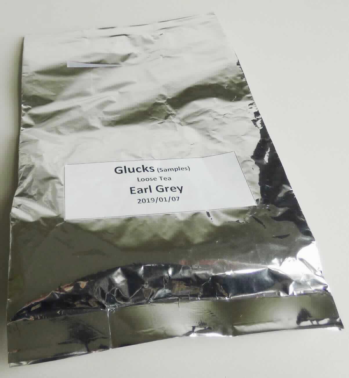 Nach den Antragsangaben, den ergänzenden Angaben und dem vorgelegten Warenmuster handelt es sich bei der als "Earl Grey" bezeichneten Ware um getrockneten, schwarzen Tee, der vom Strauch der Gattung Thea stammt und der mit Bergamottearoma aromatisiert ist.

Das Erzeugnis ist in einem klarsichtigen Beutel mit einem Gewicht von 40 g lose abgefüllt und in einer Giebelfaltschachtel für den Einzelverkauf aufgemacht.

Zolltarifrechtlich handelt es sich um "Tee, aromatisiert, schwarzer Tee (fermentiert), in unmittelbaren Umschließungen mit einem Inhalt von 3 kg oder weniger".