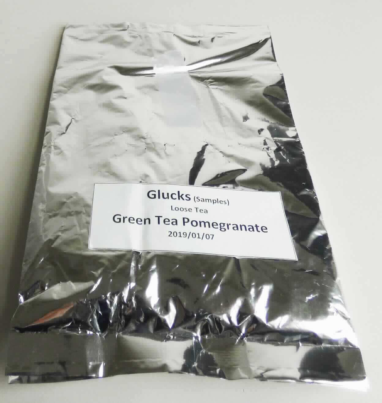 Nach den Antragsangaben, den ergänzenden Angaben und dem vorgelegten Warenmuster handelt es sich bei der als "Green Tea Pomegranate" bezeichneten Ware um getrockneten, grünen Tee, der vom Strauch der Gattung Thea stammt und der mit Granatapfel, Rosenblütenblätter sowie Granatapfelaroma aromatisiert ist.

Das Erzeugnis ist in einem klarsichtigen Beutel mit einem Gewicht von 40 g lose abgefüllt und in einer Giebelfaltschachtel für den Einzelverkauf aufgemacht.

Zolltarifrechtlich handelt es sich um "Tee, aromatisiert, grüner Tee (nicht fermentiert) in unmittelbaren Umschließungen mit einem Inhalt von 3 kg oder weniger".