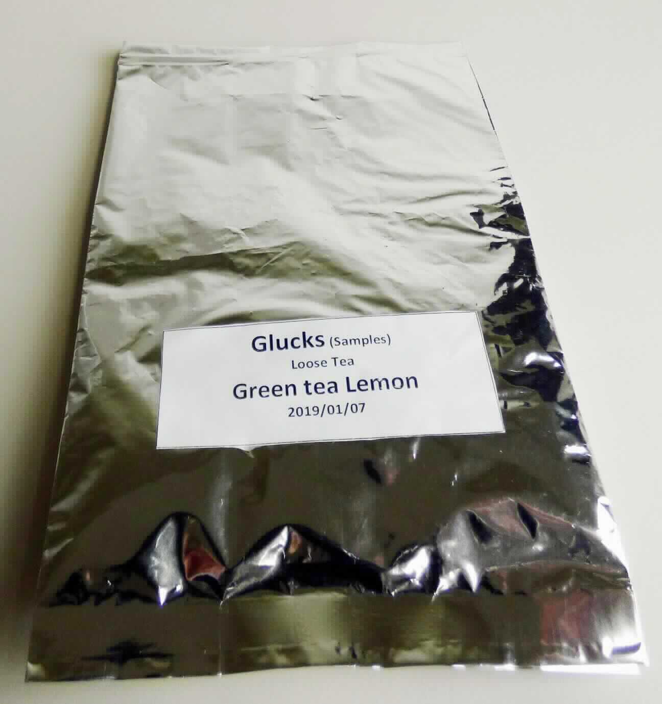 Nach den Antragsangaben, den ergänzenden Angaben und dem vorgelegten Warenmuster handelt es sich bei der als "Green Tea Lemon" bezeichneten Ware um getrockneten, grünen Tee, der vom Strauch der Gattung Thea stammt und der mit Zitronenaroma sowie Zitronenschale und Zitronengras aromatisiert ist.

Das Erzeugnis ist in einem Pyramidenteebeutel mit einem Gewicht von 2 g abgefüllt in einer Würfel-Schachtel für den Einzelverkauf aufgemacht.

Zolltarifrechtlich handelt es sich um "Tee, aromatisiert, grüner Tee (nicht fermentiert) in unmittelbaren Umschließungen mit einem Inhalt von 3 kg oder weniger".