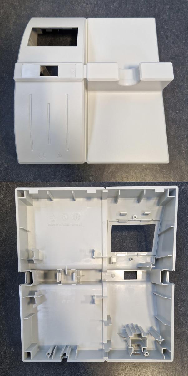 "Gehäusevorderteil für den Grundbaustein der modularen Diagnosestation ri-former®2.0", in Form eines Gehäusevorderteils aus Kunststoff (Thermoplast) für ein multifunktionales elektromedizinisches Diagnosegerät. Das Gehäusevorderteil ist speziell zur Abdeckung der zentralen Stromversorgung und zur Aufnahme eines medizinischen Instruments ausgeformt.
Zur äußeren Form siehe Abbildung in Anlage.

Die Ware wird als "Teil, erkennbar hauptsächlich für ein anderes als in den Unterpositionen (KN) 9018 1100 bis 9018 9075 genanntes medizinisches Gerät bestimmt" eingereiht.