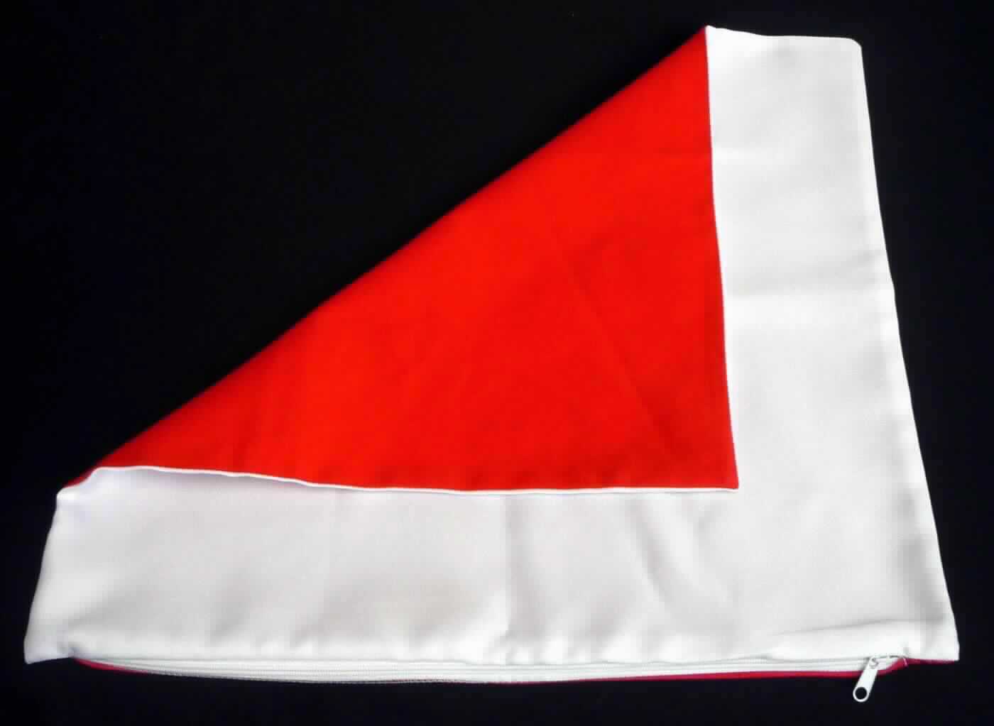 Bettwäsche, sog. Kissenbezug, 2-farbig, Foto siehe Anlage,
- laut Antrag:
-- quadratisch, in den Abmessungen von 40 cm x 40 cm,
-- aus einfarbigen Geweben aus 100 % Polyester (synthetische Chemiefasern; Vorderseite) und 100 % Baum-
   wolle (Rückseite),
-- an einer Seite mit Öffnung mit Reißverschluss zum Einstecken einer Kissenfüllung, mit einem Schieber ohne 
   Verriegelungsstift versehen,
-- durch Zusammennähen konfektioniert,
- wird üblicherweise gewaschen und kennzeichnet sich nach Verwendungszweck und Materialbeschaffenheit
  als Bettwäsche,
- im Hinblick auf die Bedeutung in Bezug auf die Verwendung und den Umfang sind die Vorderseite aus
  synthetischen Chemiefasern und die Rückseite aus Baumwolle gleichbedeutend anzusehen, somit ist keiner
  der beiden Stoffe maßgebend; der Kissenbezug ist damit der von den gleichermaßen in Betracht kommenden 
  Unterpositionen in dieser Nomenklatur zuletzt genannten Unterposition zuzuweisen.

"Bettwäsche, aus Spinnstoffen, aus Geweben, nicht bedruckt, aus Chemiefasern"