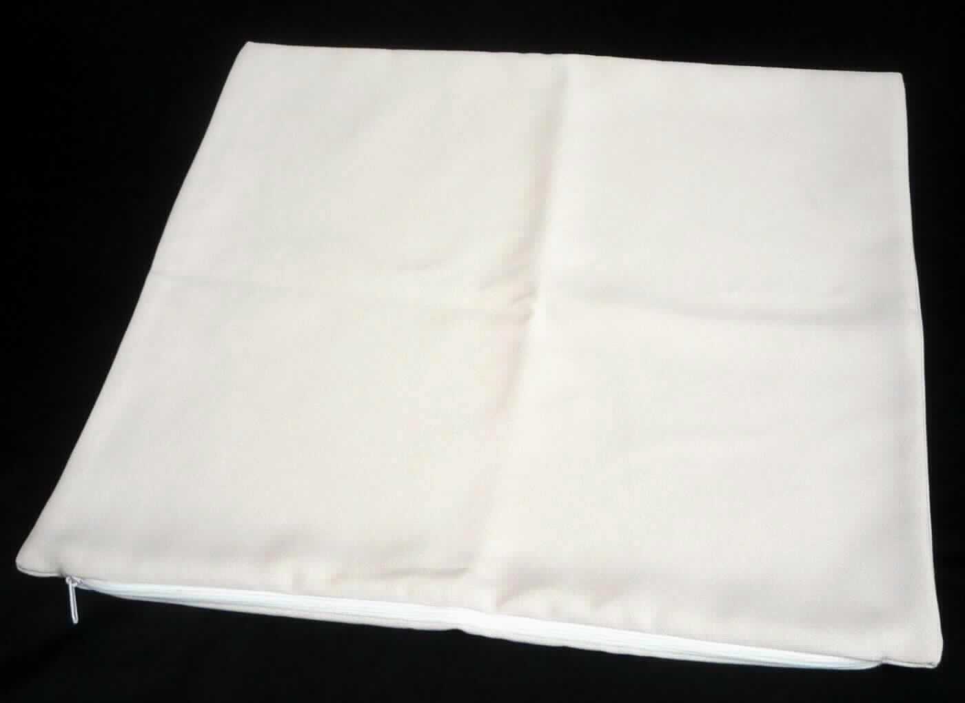 Bettwäsche, sog. Kissenbezug, naturfarben mit Leinenoptik, Foto siehe Anlage,
- laut Antrag:
-- quadratisch, in den Abmessungen von 40 cm x 40 cm,
-- aus einfarbigen Geweben aus 100 % Polyester (synthetische Chemiefasern),
-- an einer Seite mit Öffnung mit Reißverschluss zum Einstecken einer Kissenfüllung, mit einem Schieber ohne 
   Verriegelungsstift versehen,
-- durch Zusammennähen konfektioniert,
- wird üblicherweise gewaschen und kennzeichnet sich nach Verwendungszweck und Materialbeschaffenheit
  als Bettwäsche.

"Bettwäsche, aus Spinnstoffen, aus Geweben, nicht bedruckt, aus Chemiefasern"
