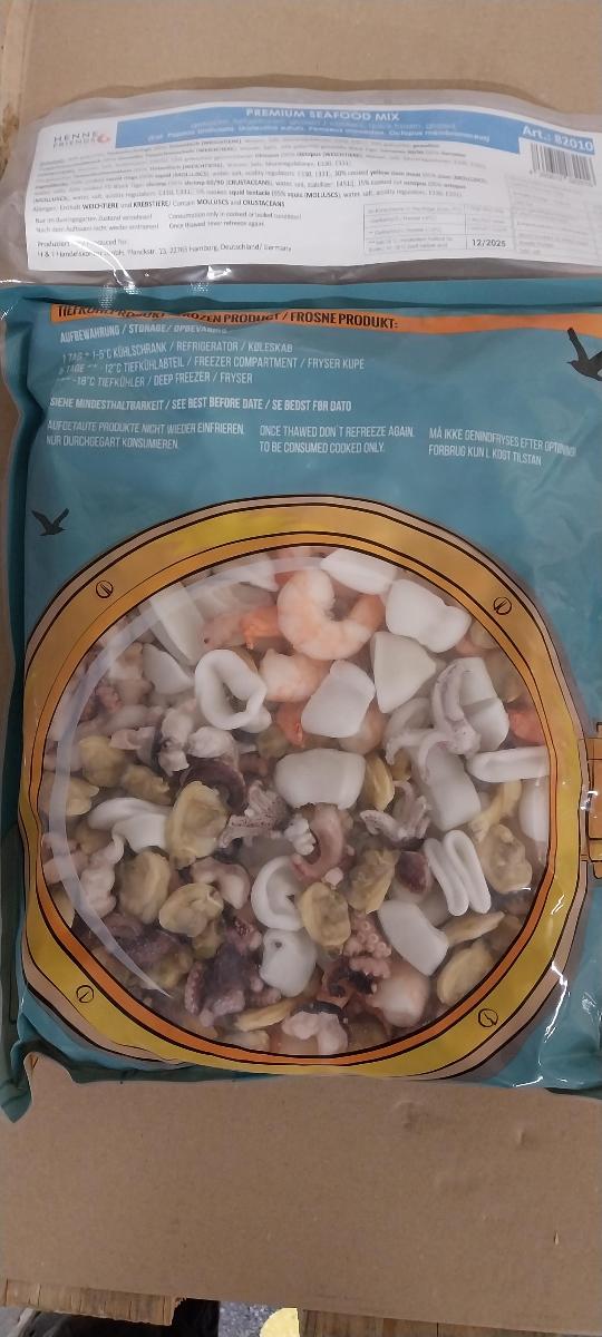 Nach den Angaben der Antragstellerin handelt es sich bei dem durch eine Abbildung veranschaulichten sog. "Premium Seafood Mix" um eine Meeresfrüchtemischung, bestehend aus folgenden tiefgefrorenen und glasierten Erzeugnissen:
- gekochte sog. Tintenfischringe und -tentakeln von Kalmaren der Art Uroteuthis chinensis,
- gekochtes Venusmuschelfleisch der Art Paratapes undulatus (Paphia undulata),
- gekochter, geschnittener Kraken der Art Octopus membranaceus,
- gekochte, geschälte Garnelen der Art Penaeus monodon.

Durch den Kochvorgang haben die Waren eine über das Kapitel 03 hinausgehende Zubereitung erfahren. Es handelt sich daher um eine Lebensmittelzubereitung des Kapitels 16.

Innerhalb der Position 1605 bestimmt der Anteil an Kalmar der Art Uroteuthis chinensis gewichtsmäßig den Charakter der Mischung.

Die Lebensmittelzubereitung ist in einem verschweißten Kunststoffbeutel (Inhalt 800 g) verpackt.

Zolltarifrechtlich handelt es sich um "Weichtiere, zubereitet oder haltbar gemacht, Tintenfische und Kalmare, keine Tintenfischklößchen".