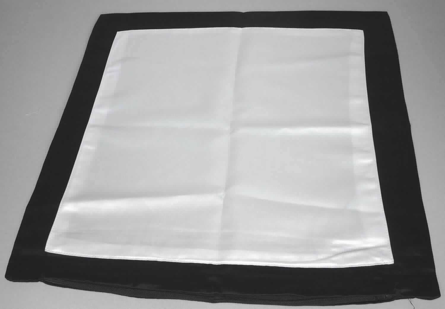 Bettwäsche, sog. Kissenbezug, schwarz satiniert, Foto siehe Anlage,
- laut Antrag:
-- quadratisch, in den Abmessungen von 43 cm x 43 cm,
-- aus ca. 0,4 mm dicken, einfarbigen (schwarzen) Geweben; auf der Vorderseite mit einer flach aufgenähten, 
   unbedruckten, sog. Druckfläche (in den Abmessungen von 36 cm x 36 cm) aus ca. 0,2 mm dicken, einfarbigen 
   (weißen) Geweben; beide Gewebe aus 100 % Polyester (synthetische Chemiefasern),
-- an einer Seite mit Öffnung mit Reißverschluss zum Einstecken einer Kissenfüllung, mit einem Schieber ohne 
   Verriegelungsstift versehen,
-- durch Zusammennähen konfektioniert,
- wird üblicherweise gewaschen und kennzeichnet sich nach Verwendungszweck und Materialbeschaffenheit
  als Bettwäsche.

"Bettwäsche, aus Spinnstoffen, aus Geweben, nicht bedruckt, aus Chemiefasern"