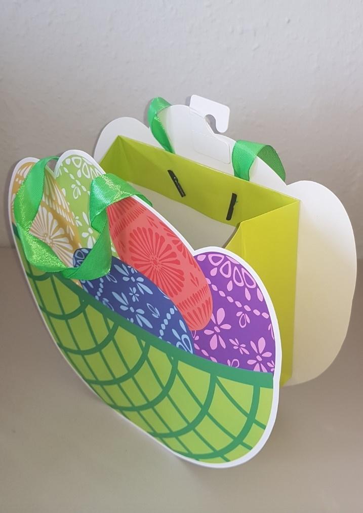 Es handelt sich um einen geklebten Blockbodenbeutel mit Seitenfalten aus einfarbig oberflächengefärbtem, mit dünner Kunststofffolie überzogenem Papier. Der rechteckige Boden mit einer Breite von etwa 15,5 cm ist innen mit einem Pappzuschnitt verstärkt. Der obere Rand des Beutels ist nach innen eingeschlagen, an beiden Längsseiten mit Pappzuschnitten verstärkt und je Seite zweimal gelocht. Durch jedes Lochpaar ist ein als Trageschlaufe dienendes Spinnstoffband gezogen. Die beiden Außenseiten sind mit jeweils einem unregelmäßigen Zuschnitt aus Kartonpapier (max. Abmessungen etwa 24,0 x 22 cm) beklebt, der mit der comicartigen Abbildung von gefärbten Eiern in einem Körbchen bedruckt und mit dünner Kunststofffolie überzogen ist. Einer dieser beiden Zuschnitte ist auf der Innenseite am oberen Rand etwa mittig mit einem perforierten Haken aus Pappe beklebt. 

Abbildung siehe Anlage. 

Derartige Waren gehören als "andere Säcke, Beutel oder Tüten aus Papier und Pappe, ausgenommen Schallplattenhüllen" zum TARIC-Code 4819 40 00 00, da es sich zolltarifrechtlich um eine aus verschiedenen Stoffen und Bestandteilen zusammengesetzte Waren handelt, deren wesentlicher Charakter nach dem Umfang sowie nach der Bedeutung für die Verwendung durch den Blockbodenbeutel aus überwiegend Papier bestimmt wird.