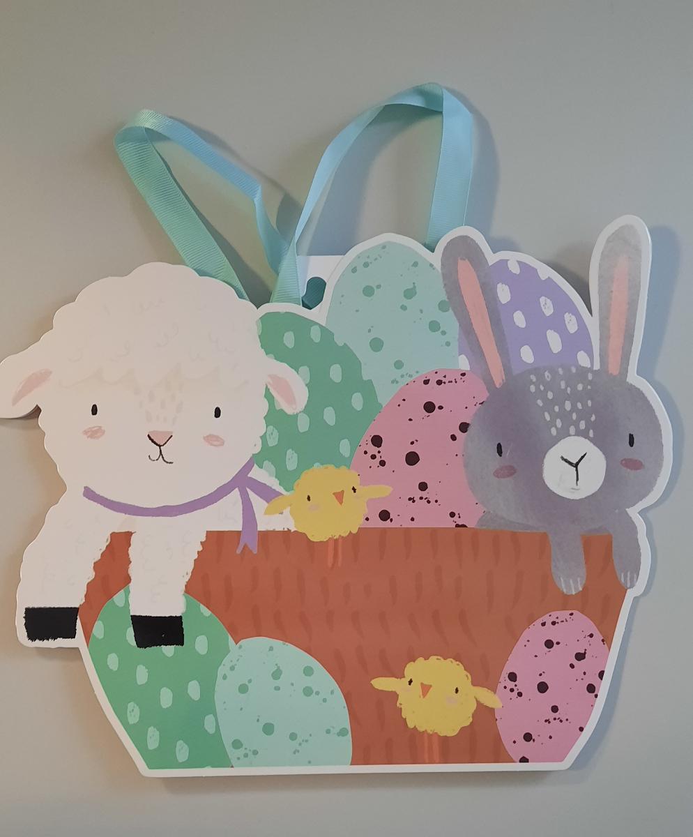 Es handelt sich um einen geklebten Blockbodenbeutel mit Seitenfalten aus mit einem Muster bedrucktem, mit dünner Kunststofffolie überzogenem Papier. Der rechteckige Boden mit einer Breite von etwa 15,5 cm ist innen mit einem Pappzuschnitt verstärkt. Der obere Rand des Beutels ist nach innen eingeschlagen, an beiden Längsseiten mit Pappzuschnitten verstärkt und je Seite zweimal gelocht. Durch jedes Lochpaar ist ein als Trageschlaufe dienendes Spinnstoffband gezogen. Die beiden Außenseiten sind mit jeweils einem unregelmäßigen Zuschnitt aus Kartonpapier (max. Abmessungen etwa 29,0 x 23,5 cm) beklebt, der mit der comicartigen Abbildung von Tieren (Lamm, Küken und Hase) und gefärbten Eiern in/vor einem Körbchen bedruckt und mit dünner Kunststofffolie überzogen ist. Einer dieser beiden Zuschnitte ist auf der Innenseite am oberen Rand etwa mittig mit einem perforierten Haken aus Pappe beklebt. 

Abbildung siehe Anlage. 

Derartige Waren gehören als "andere Säcke, Beutel oder Tüten aus Papier und Pappe, ausgenommen Schallplattenhüllen" zum TARIC-Code 4819 40 00 00, da es sich zolltarifrechtlich um eine aus verschiedenen Stoffen und Bestandteilen zusammengesetzte Waren handelt, deren wesentlicher Charakter nach dem Umfang sowie nach der Bedeutung für die Verwendung durch den Blockbodenbeutel aus überwiegend Papier bestimmt wird.