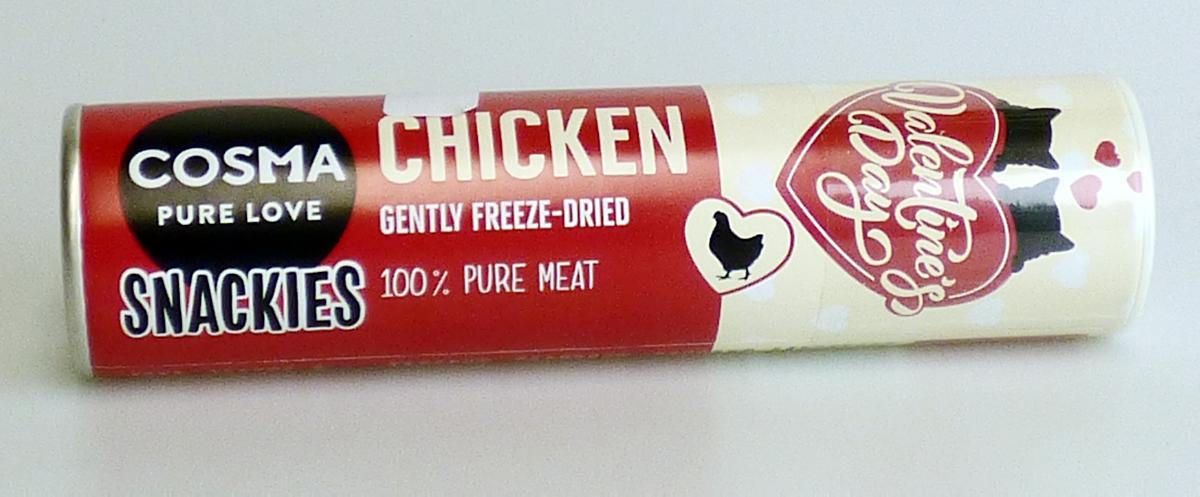 Nach den Angaben der Antragstellerin und dem vorgelegten Warenmuster handelt es sich um sog. "Cosma snackies - gefriergetrocknete Katzensnacks - Hühnchen 26 g (Valentinstags-Edition). Bei der Ware handelt es sich um gefriergetrocknetes Hühnerbrustfleisch, dass in kleine, würfelförmige Stücke geschnittenen wurde. 

Die Snackies sind zur Verwendung als Tiernahrung (Einzelfuttermittel für Katzen) bestimmt und in einer bunt bedruckten, runden Dose (Durchmesser 4 cm /Länge 15,5 cm) als Tierfutter für den Einzelverkauf aufgemacht.

Zolltarifrechtlich handelt es sich um "Waren tierischen Ursprungs, anderweit weder genannt noch inbegriffen, andere als in den Unterpositionen (Taric) 0511 1000 bis 0511 9985 20 genannt, ungenießbar".