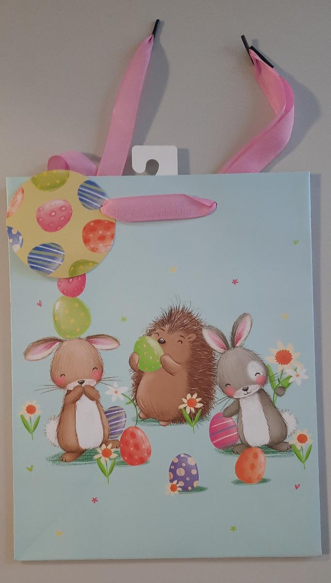 ​Es handelt sich um einen geklebten Blockbodenbeutel mit Seitenfalten aus mit dünner Kunststofffolie überzogenem Papier. Die Außenseiten sind mit comicartigen Abbildungen von Tieren und gefärbten Eiern bedruckt. Der rechteckige Boden mit einer Breite von etwa 20 cm ist innen mit einem Pappzuschnitt verstärkt. Der obere Rand des Beutels ist nach innen eingeschlagen, an beiden Längsseiten mit Pappzuschnitten verstärkt und je Seite zweimal gelocht. Durch jedes Lochpaar ist ein als Trageschlaufe dienendes Spinnstoffband gezogen. An einem der Bänder ist ein als Geschenkanhänger zum Beschriften dienender, gelochter Zuschnitt aus einseitig mit comicartigen Abbildungen von Ostereiern bedrucktem Kartonpapier eingefädelt. Der Beutel ist auf der Innenseite am oberen Rand mittig mit einem perforierten Haken aus Pappe beklebt.

Abbildung siehe Anlage.

Derartige Waren gehören als "andere Säcke, Beutel oder Tüten aus Papier und Pappe, ausgenommen Schallplattenhüllen" zum TARIC-Code 4819 40 00 00, da es sich zolltarifrechtlich um eine aus verschiedenen Stoffen und Bestandteilen zusammengesetzte Waren handelt, deren wesentlicher Charakter nach dem Umfang sowie nach der Bedeutung für die Verwendung durch den Blockbodenbeutel aus überwiegend Papier bestimmt wird.