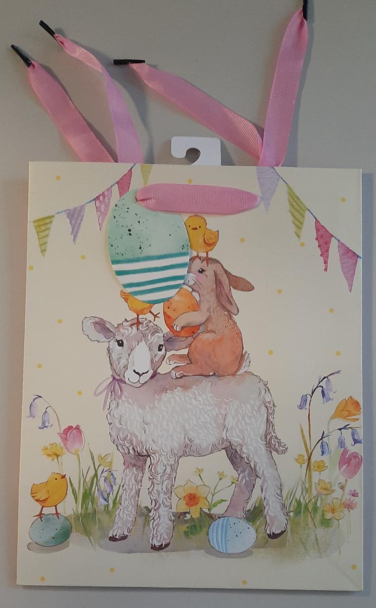 Es handelt sich um einen geklebten Blockbodenbeutel mit Seitenfalten aus mit dünner Kunststofffolie überzogenem Papier. Die Außenseiten sind mit der illustrierten Abbildung von mehreren bunten Ostereiern und Tieren (z. B. Hase, Lamm, Küken) bedruckt. Der rechteckige Boden mit einer Breite von etwa 20 cm ist innen mit einem Pappzuschnitt verstärkt. Der obere Rand des Beutels ist nach innen eingeschlagen, an beiden Längsseiten mit Pappzuschnitten verstärkt und je Seite zweimal gelocht. Durch jedes Lochpaar ist ein als Trageschlaufe dienendes Spinnstoffband gezogen. An einem der Bänder ist ein als Geschenkanhänger zum Beschriften dienender, gelochter Zuschnitt aus Kartonpapier eingefädelt. Der Beutel ist auf der Innenseite am oberen Rand mittig mit einem perforierten Haken aus Pappe beklebt. 

Abbildung siehe Anlage. 

Derartige Waren gehören als "andere Säcke, Beutel oder Tüten aus Papier und Pappe, ausgenommen Schallplattenhüllen" zum TARIC-Code 4819 40 00 00, da es sich um eine aus verschiedenen Stoffen und Bestandteilen zusammengesetzte Ware handelt, deren wesentlicher Charakter nach dem Umfang sowie nach der Bedeutung für die Verwendung durch den Blockbodenbeutel aus überwiegend Papier bestimmt wird.