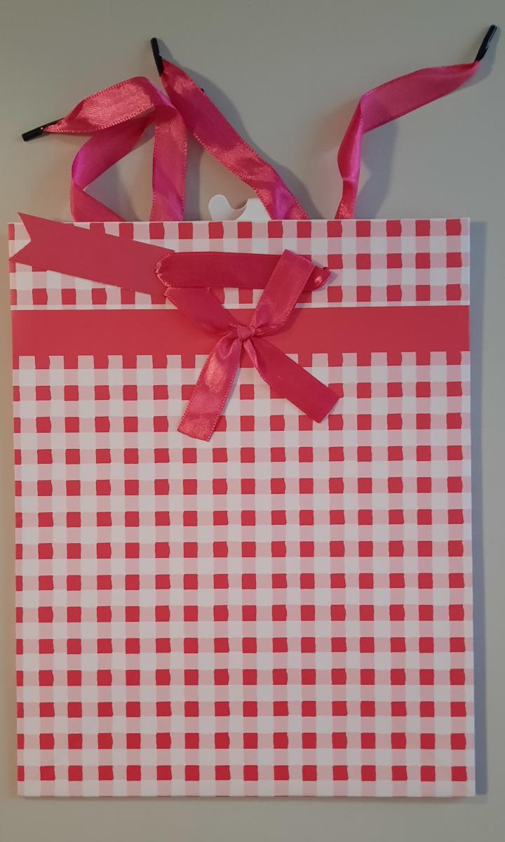 Es handelt sich um einen geklebten Blockbodenbeutel mit Seitenfalten aus mit dünner Kunststofffolie überzogenem Papier. Die Außenseite ist mit einem karierten Muster in Weiß und Pink bedruckt. An der Vorderseite befindet sich eine aus Spinnstoffband gefertigte Schleife, welche mittels Kleber befestigt ist. Der rechteckige Boden mit einer Breite von etwa 20 cm ist innen mit einem Pappzuschnitt verstärkt. Der obere Rand des Beutels ist nach innen eingeschlagen, an beiden Längsseiten mit Pappzuschnitten verstärkt und je Seite zweimal gelocht. Durch jedes Lochpaar ist ein als Trageschlaufe dienendes Spinnstoffband gezogen. An einem der Bänder ist ein als Geschenkanhänger zum Beschriften dienender, gelochter Zuschnitt aus einseitig oberflächengefärbtem Kartonpapier eingefädelt. Der Beutel ist auf der Innenseite am oberen Rand mittig mit einem perforierten Haken aus Pappe beklebt.

Abbildung siehe Anlage. 

Derartige Waren gehören als "andere Säcke, Beutel oder Tüten aus Papier und Pappe, ausgenommen Schallplattenhüllen" zum TARIC-Code 4819 40 00 00, da es sich um eine aus verschiedenen Stoffen und Bestandteilen zusammengesetzte Ware handelt, deren wesentlicher Charakter nach dem Umfang sowie nach der Bedeutung für die Verwendung durch den Blockbodenbeutel aus überwiegend Papier bestimmt wird.