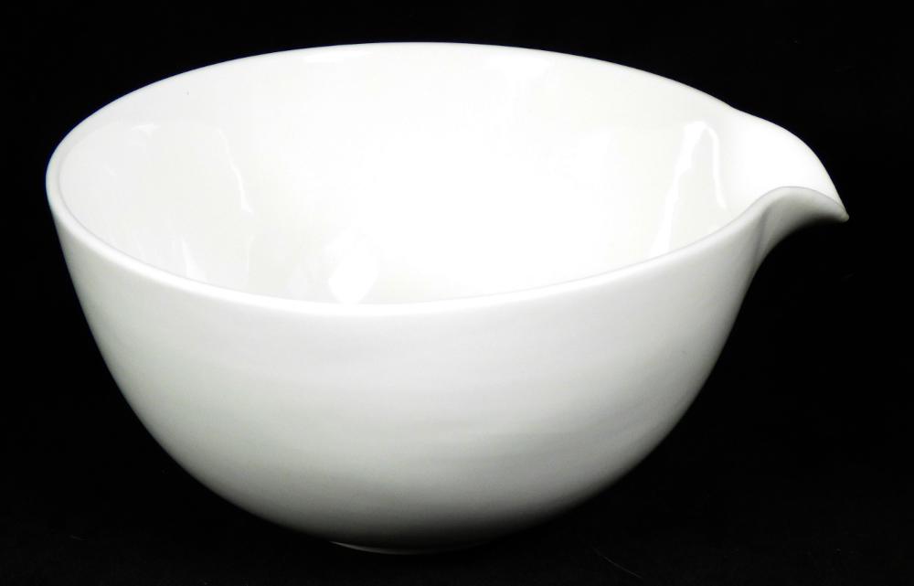 Geschirr aus Porzellan, sog. Rührschüssel, Foto siehe Anlage,
- weiße, glasierte runde Schüssel mit Ausguss,
- in den Abmessungen: ca. 16 cm (Durchmesser) x ca. 9 cm (Höhe),
- keramisches Erzeugnis, nach der Formgebung gebrannt, tonmineralhaltiges Material
  enthaltend,
- laut Antrag aus Porzellan.

"Geschirr (Schüssel)) aus Porzellan"