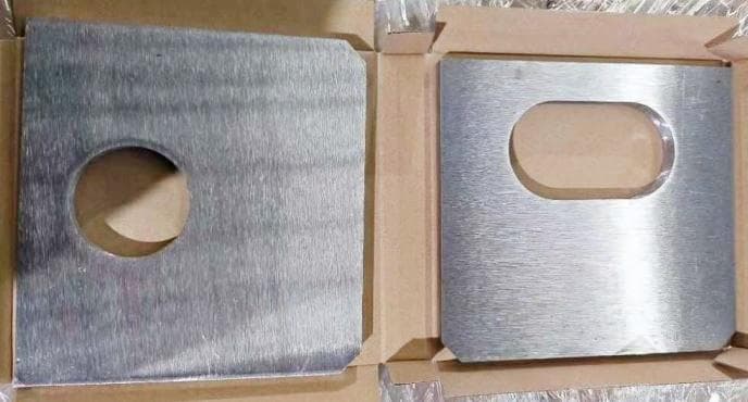 Flachgewalzte Erzeugnisse aus unlegiertem Stahl

Bei der Ware handelt es sich um Blechzuschnitte aus nicht legiertem Stahl (Materialnummer 1.0038) mit einer Breite von 150 mm, einer Länge von 160 mm und einer Dicke von 10 mm. Die Bleche weisen jeweils zwei abgeschrägte Ecken auf sowie eine runde oder ovale Bohrung.

Die Ware ist als flachgewalzte Erzeugnisse aus Eisen oder nicht legiertem Stahl, mit einer Breite von weniger als 600 mm, weder plattiert noch überzogen, andere, gelocht, in die Unterposition 7211 9020 der Kombinierten Nomenklatur einzureihen.