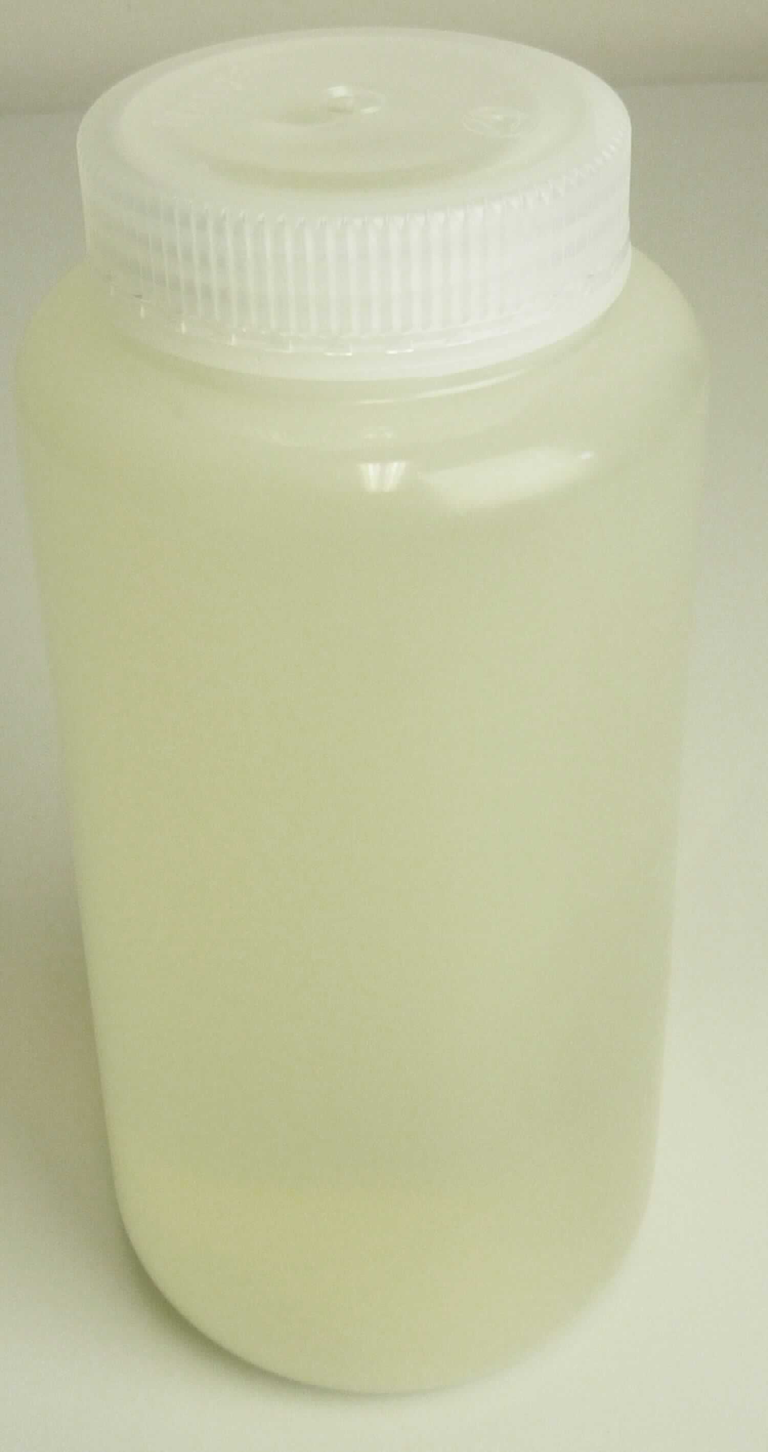 Angaben: 
Schutzbeschichtung für Wafer/Halbleiterscheiben.

Warenbeschaffenheit:
Farblose, klare, einen harten zusammenhängenden Film bildende Flüssigkeit, verpackt in einer Musterflasche.
  
Befund: 
Lack auf der Grundlage von Acryl- oder Vinylpolymeren, in einem wässrigen Medium dispergiert oder gelöst.