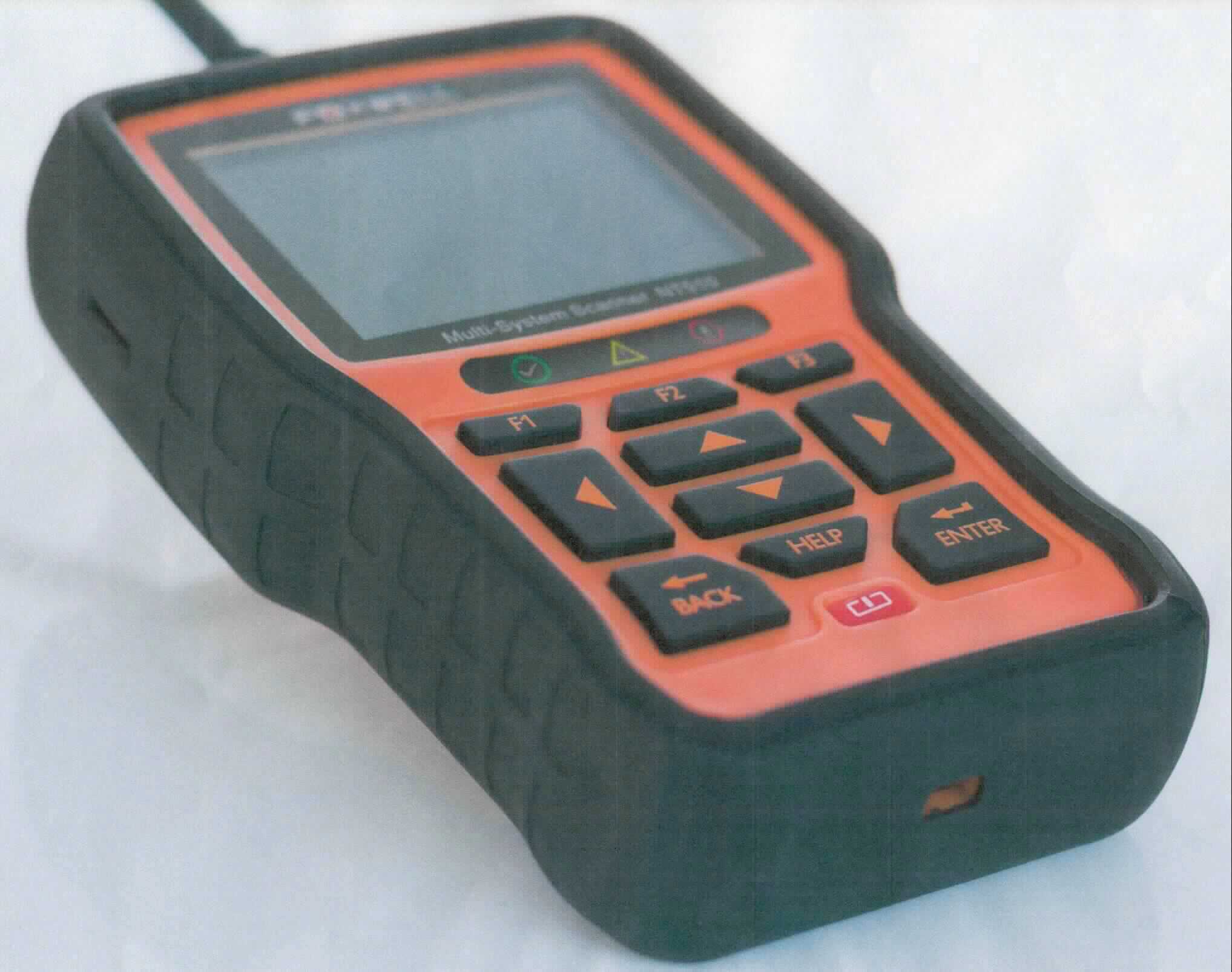 Handdiagnosegerät, sog. OBD Gerät, in Form einer Warenzusammenstellung aus einem Kabeladapter, einer CD-ROM, einer Anleitung, einer Tasche und einem Diagnosegerät (charakterbestimmend im Hinblick auf die Verwendung).
Das Diagnosegerät besteht im Wesentlichen aus einer mit Speicher sowie weiteren aktiven und passiven Bauelementen bestückten, gedruckten Schaltung in einem 195 x 100 x 38 mm großen Kunststoffgehäuse mit einem LC-Display, Bedienelementen sowie einem festangeschlossenen Kabel mit OBD-Anschluss. Das Gerät dient insbesondere zum Auslesen, Auswerten und Löschen von Daten elektronischer Fahrzeugsysteme.
Die Bestandteile der Zusammenstellung sind gemeinsam für den Einzelverkauf aufgemacht.

Die Ware wird als "Maschine zum Aufzeichnen von Daten auf Datenträger in codierter Form und zum Verarbeiten solcher Daten, anderweit weder genannt noch inbegriffen" eingereiht.

Anlage: 1 Abbildung