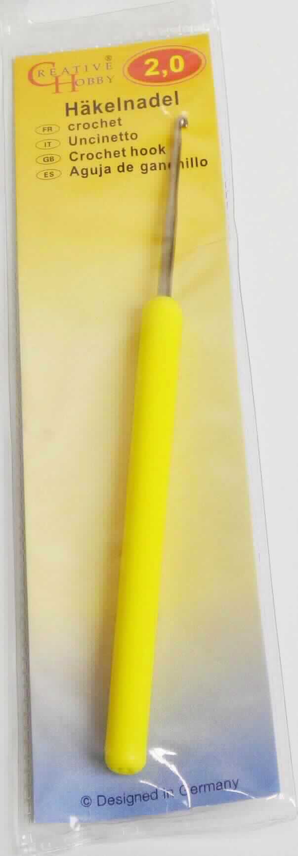 Es handelt sich etwa 13,5 cm lange Häkelnadeln aus Stahl, die mit einem Griff aus Kunststoff ausgestattet sind.
Die Häkelnadeln sind einzeln, gemeinsam mit einem mit Produktinformationen bedruckten Einleger aus Kartonpapier in einem klarsichtigen Kunststofftütchen mit Eurolochung verpackt. 
- Antragstellerangaben -

Bei der aus verschiedenen Stoffen zusammengesetzten Ware bestimmt der Stahl insbesondere im Hinblick auf die Verwendung den Charakter der Ware.

Abbildung siehe Anlage.

Derartige Erzeugnisse gehören als "andere Nadeln (Häkelnadeln), zum Handgebrauchm, aus Stahl" zur Codenummer 7319 9090 00 0 des Zolltarifs.