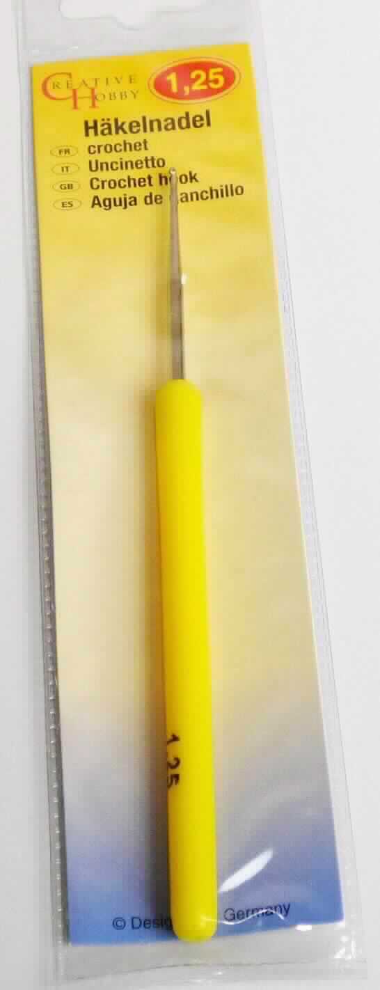 Es handelt sich um etwa 13,5 cm lange Häkelnadeln aus Stahl, die mit einem Griff aus Kunststoff ausgestattet sind.
Die Häkelnadeln sind einzeln, gemeinsam mit einem mit Produktinformationen bedruckten Einleger aus Kartonpapier in einem klarsichtigen Kunststofftütchen mit Eurolochung verpackt. 
- Antragstellerangaben -

Bei der aus verschiedenen Stoffen zusammengesetzten Ware bestimmt der Stahl insbesondere im Hinblick auf die Verwendung den Charakter der Ware.

Abbildung siehe Anlage.

Derartige Erzeugnisse gehören als "andere Nadeln aus Stahl" zur Codenummer 7319 9090 00 0 des Zolltarifs.