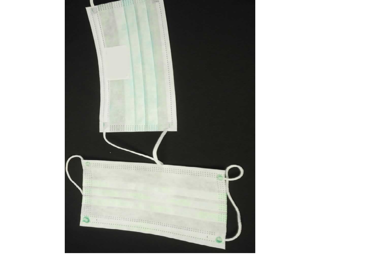 Gesichtsschutzmaske, sog. Mundschutz Typ II, 3-lagig, Foto siehe Anlage,
- laut Antrag in einem Polybeutel bzw. in einer Spenderbox verpackt,
- rechteckig, in den Abmessungen (L x B) von laut Antrag 17,5 cm x 9 cm,
- dreilagig gearbeitet; aus unterschiedlichen Vliesstoffen der Position 5603 aus laut Antrag Polypropylen 
  (synthetische Chemiefasern), 
- im Nasenbereich mit einem eingearbeiteten, mit einem Draht aus unedlem Metall verstärkten Kunst-
  stoffstreifen, der eine optimale Anpassung im Nasenbereich unterstützen soll,
- an den Seiten mit angebrachten Kordeln aus elastischen Schlauchgewirken zur Befestigung am Kopf
  ausgestattet, 
- in Falten gelegt und an den Rändern thermisch verfestigt,
- durch Zusammenfügen konfektioniert,
- laut Antrag medizinische Gesichtsmasken der Norm EN14683 entsprechend.

"Andere konfektionierte Waren (Gesichtsschutzmasken), aus Spinnstoffen, aus Vliesstoffen, andere als in
 den Unterpositionen 6307 9093 11 bis 6307 9093 90 genannte, medizinische Gesichtsmasken gemäß
 EN 14683"