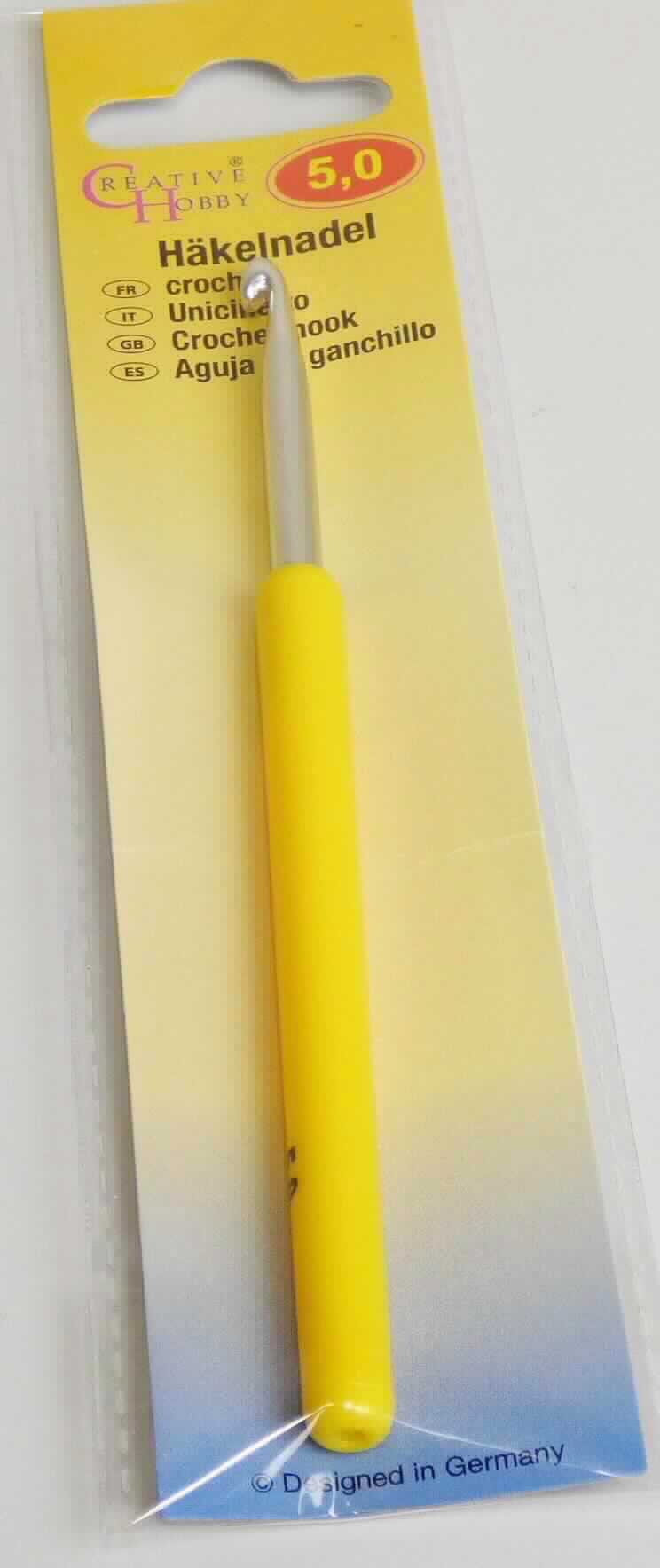Es handelt sich um etwa 13,5 cm lange Häkelnadeln aus Stahl, die mit einem Griff aus Kunststoff ausgestattet sind.
Die Häkelnadeln sind einzeln, gemeinsam mit einem mit Produktinformationen bedruckten Einleger aus Kartonpapier in einem klarsichtigen Kunststofftütchen mit Eurolochung verpackt. 
Durchmesser: 5,0 mm.
- Antragstellerangaben -

Bei der aus verschiedenen Stoffen zusammengesetzten Ware bestimmt der Stahl insbesondere im Hinblick auf die Verwendung den Charakter der Ware.

Abbildung siehe Anlage.

Derartige Erzeugnisse gehören als "andere Nadeln aus Stahl" zur Codenummer 7319 9090 00 0 des Zolltarifs.