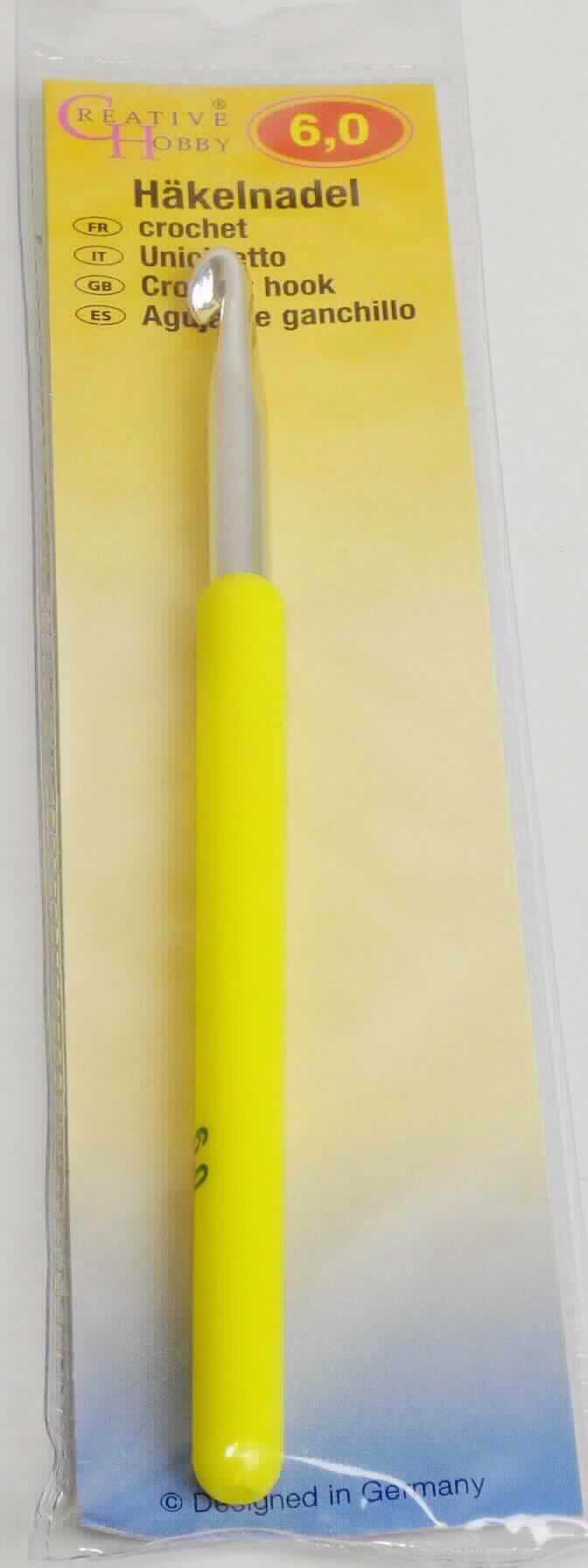 Es handelt sich um etwa 13 cm lange Häkelnadeln aus Stahl, die mit einem Griff aus Kunststoff ausgestattet sind.
Die Häkelnadeln sind einzeln, gemeinsam mit einem mit Produktinformationen bedruckten Einleger aus Kartonpapier in einem klarsichtigen Kunststofftütchen mit Eurolochung verpackt. 
Durchmesser: 6,0 mm.
- Antragstellerangaben -

Bei der aus verschiedenen Stoffen zusammengesetzten Ware bestimmt der Stahl insbesondere im Hinblick auf die Verwendung den Charakter der Ware.

Abbildung siehe Anlage.

Derartige Erzeugnisse gehören als "andere Nadeln aus Stahl" zur Codenummer 7319 9090 00 0 des Zolltarifs.