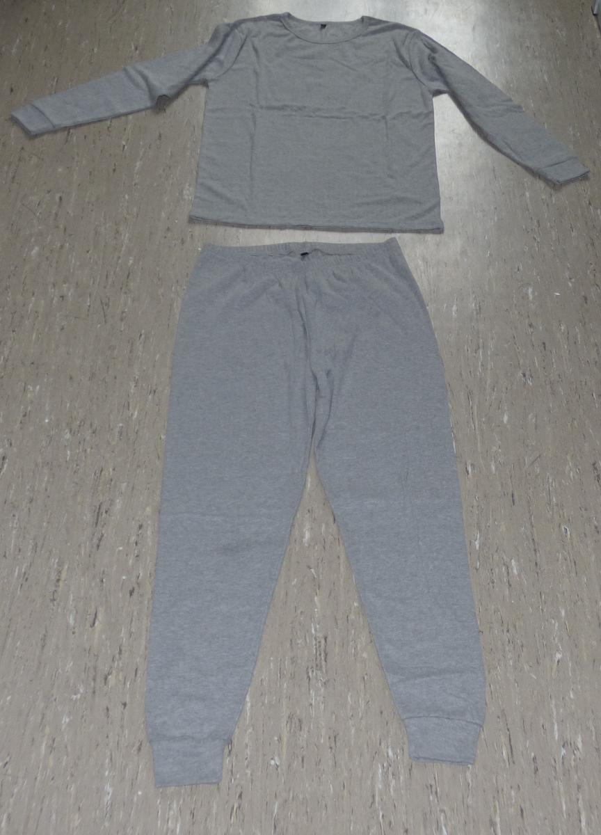 T-Shirt und lange Hose, sog. Thermoset unisex, Größe XL, Foto siehe Anlage,
- als zweiteilige Zusammenstellung; gemeinsam in einem Polybeutel verpackt,
- kein Schlafanzug, da die Kleidungsstücke nach ihren objektiven Merkmalen (insbesondere nach
  Schnitt, Material und Gesamteindruck) unterschiedslos im Bett oder an anderen Orten getragen
  werden können und daher nicht dazu bestimmt sind, ausschließlich oder im Wesentlichen als
  Nachtkleidung getragen zu werden,
- keine Kombination, u. a. weil ein Kleidungsstück der Position 6109 (T-Shirt) nicht als Bestandteil einer
  Kombination zugelassen ist,
- aufgrund der Ausstattung und der Verwendung kein Trainingsanzug,
- getrennte Einreihung aller Bestandteile, weil die Kleidungsstücke nicht zusammen in eine Position
  eingereiht werden können,
- lange Hose:
-- aus ca. 0,8 mm dicken (leichten), einfarbigen, musterbildend gewirkten Gewirken aus laut Antrag
   47 % Polyester und 3 % Elasthan (beides synthetische Chemiefasern) sowie 50 % Baumwolle,
-- in der Taille abschließend; mit einem ca. 3 cm breiten, doppelt gearbeiteten, elastischen Taillenbund,
-- ohne Öffnung und ohne Verschluss,
-- ohne Hinweise auf den Trägerkreis (unisex),
-- mit knöchellangen Hosenbeinen; an den Beinabschlüssen mit doppelt gearbeiteten, verengenden
   Bündchen,
-- kennzeichnet sich aufgrund der Ausstattung (u. a. im Schrittbereich weder doppelt gearbeitet noch
   unterlegt sowie mit auftragenden Nähten ausgestattet) nicht als Unterhose der Position 6108.

"Lange Hose, aus Gewirken, für Frauen, aus synthetischen Chemiefasern"