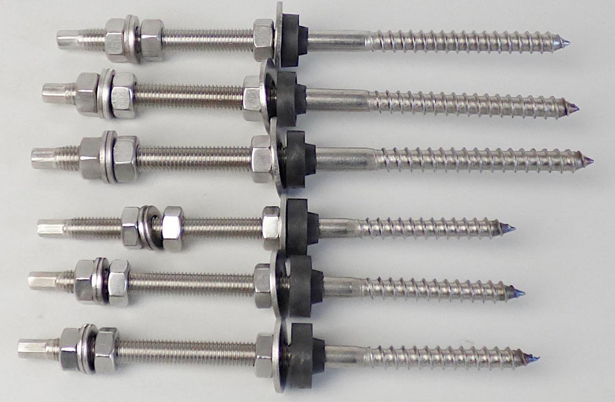Es handelt sich um massive, zylindrische Erzeugnisse aus nicht rostendem Stahl in verschiedenen Abmessungen, die zu einem Ende hin mit einem metrischen Außengewinde und zum anderen Ende hin mit einem selbstformenden Gewinde versehen sind. Das Gewindeende des metrischen Gewindes ist zu einem Vierkant mit stumpfem Ende ausgearbeitet, das selbstformende Gewinde weist ein spitzes Gewindeende auf. Zwischen den beiden Gewinden befindet sich ein glattes Schaftstück, auf dem sich eine zylinderförmige Dichtscheibe aus Kunststoff befindet. Auf dem metrischen Gewinde befinden sich jeweils drei passende Muttern und Unterlegscheiben, jeweils aus nicht rostendem Stahl.
- Antragstellerangaben -

Abbildung siehe Anlage.

Der Charakter der aus verschiedenen Stoffen bestehenden Erzeugnisse wird aufgrund der Bedeutung für die Verwendung und des Umfangs durch den nicht rostenden Stahl bestimmt.

Derartige Erzeugnisse gehören als "andere Bolzen aus nicht rostendem Stahl, mit Gewinde, ohne Kopf, mit dazugehörenden Muttern und Unterlegscheiben" zur Codenummer 7318 1535 90 0 des Zolltarifs.