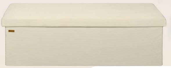 Bei der als Sitzbank bezeichneten Ware handelt es sich um ein faltbares, rechteckiges Möbel mit einem Holzgestell sowie einem Überzug aus Polyester, einem abnehmbaren Deckel und einer gepolsterten Sitzfläche.
Das Erzeugnis mit den Maßen 114 x 38 x 38 cm (L x B x H) ist in verschiedenen Farben erhältlich und kann sowohl zum Sitzen als auch zum Verstauen von Gegenständen verwendet werden.
Das Erzeugnis ist dazu bestimmt, auf den Boden gestellt zu werden und dient der dauerhaften Einrichtung von Wohnungen.

Das Möbel erfüllt mehrere Funktionen (sitzen und aufbewahren) und wird in die zuletzt genannte, der gleichermaßen in Betracht kommenden Positionen, eingereiht.
Aufgrund der Bedeutung für die Verwendung als Stabilität verleihendes Element bestimmt das Holz den stofflichen Charakter der aus verschiedenen Stoffen zusammengesetzten Ware.

Die verpackte Ware ist als "anderes als von den Positionen 9401 und 9402 erfasstes Möbel, aus Holz, ohne konkreten Raumbezug" einzureihen.