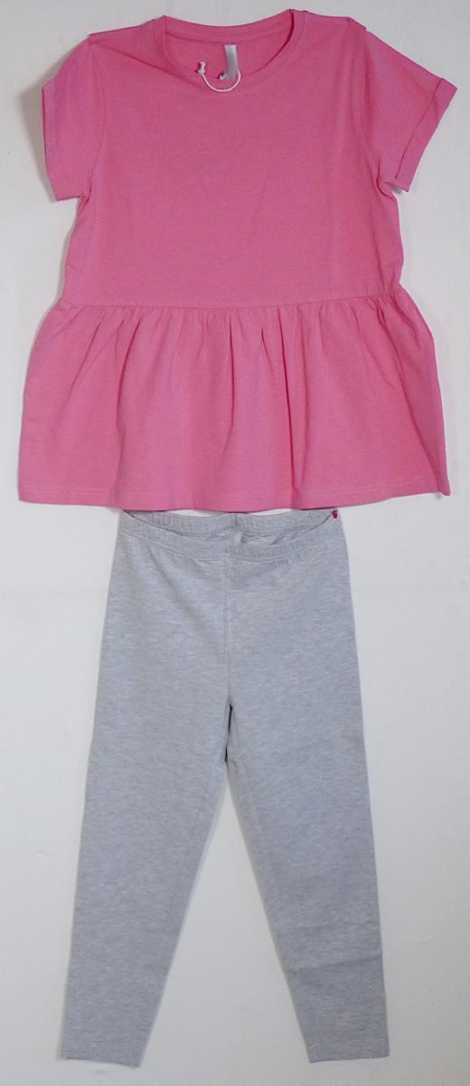T-Shirt und lange Hose, Art. K15200M02322ASMSET, Größe 134/140, Foto siehe Anlage,
- in einem Polybeutel verpackt,
- als zweiteilige Zusammenstellung,
- keine Kombination, u. a. weil ein Kleidungsstück der Position 6109 (T-Shirt) nicht als Bestandteil
  einer Kombination zugelassen ist,
- getrennte Einreihung aller Bestandteile, weil die Kleidungsstücke nicht zusammen in eine Position
  eingereiht werden können,
- aus ca. 0,5 mm dicken (leichten), einfarbigen bzw. buntgewirkten Gewirken (melierte Garne) aus laut
  Antrag 95 % Baumwolle und 5 % Elasthan (synthetische Chemiefasern),
- lange Hose:
-- in der Taille abschließend, mit einem elastischen Taillenbund,
-- ohne Öffnung und ohne Verschluss,
-- ohne Hinweise auf den Trägerkreis (unisex),
-- mit 3/4-langen Hosenbeinen, die die Knie vollständig bedecken (Seitenlänge: ca. 67 cm),
-- an den Beinabschlüssen durch Umschlagen und Festnähen gesäumt.

"Lange Hose, aus Gewirken, für Mädchen, aus Baumwolle"